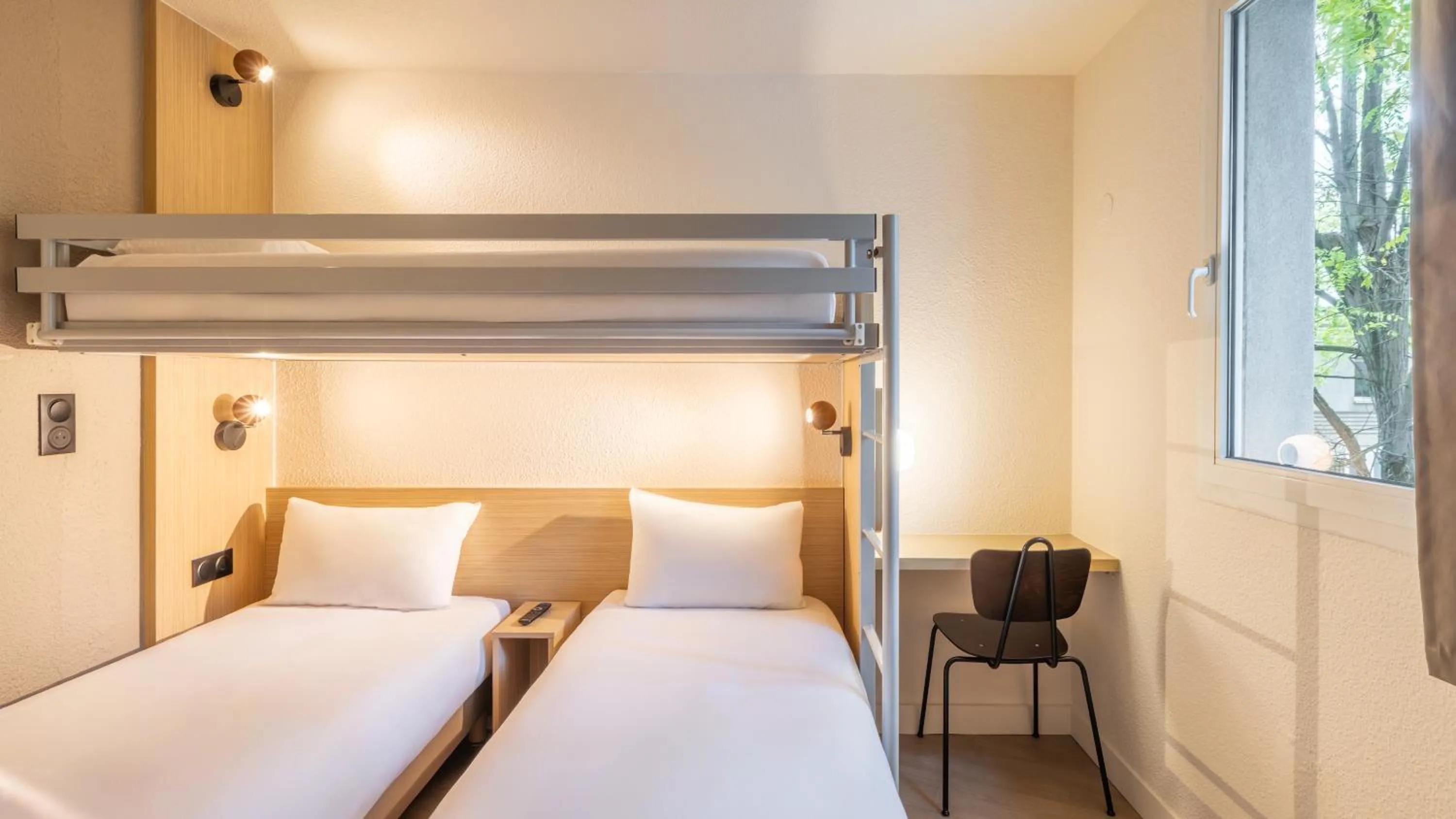 Bed in Première Classe Paris Ouest - Pont de Suresnes