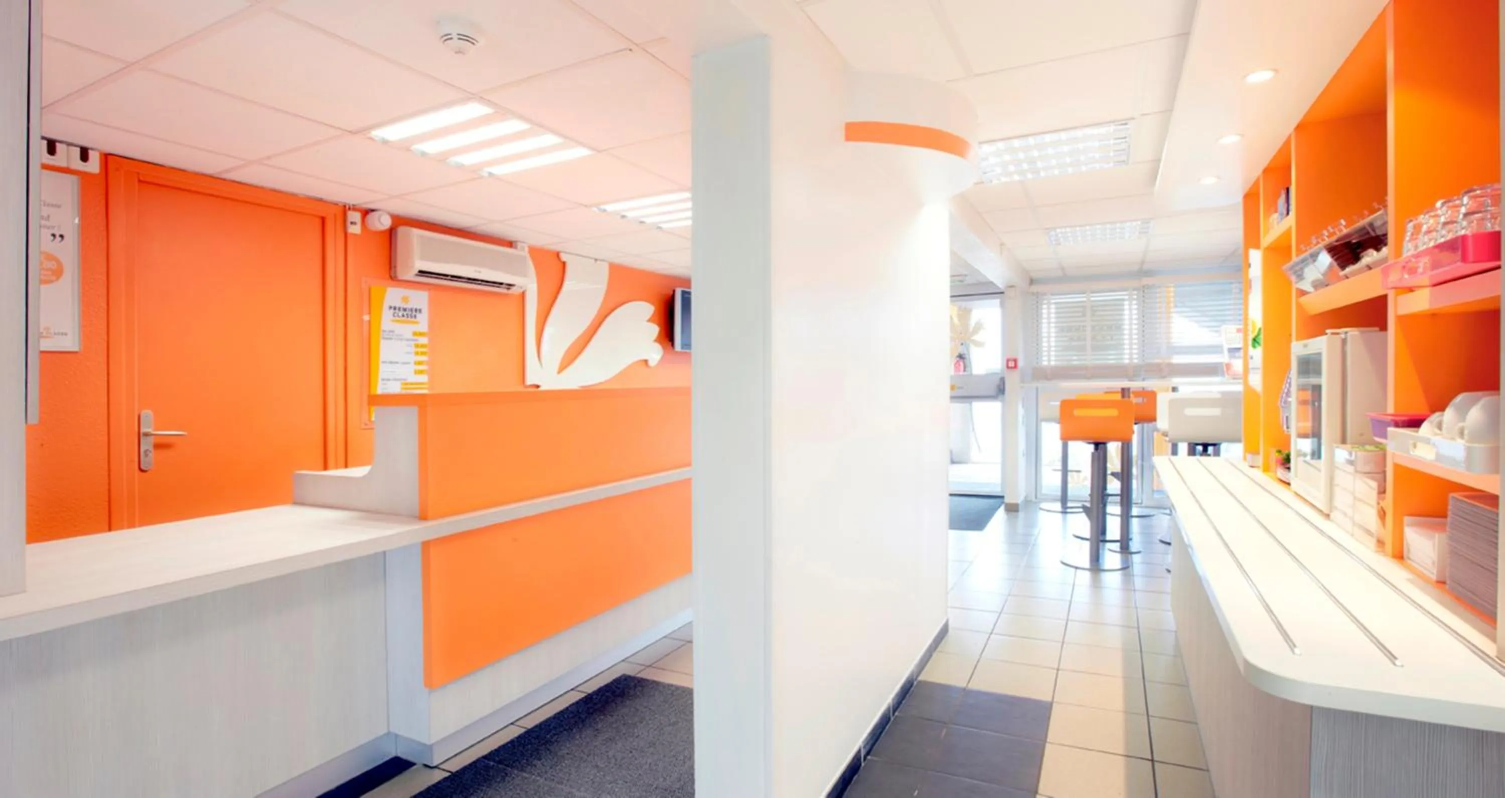 Lobby or reception in Premiere Classe Lyon Est Aeroport Saint Exupery