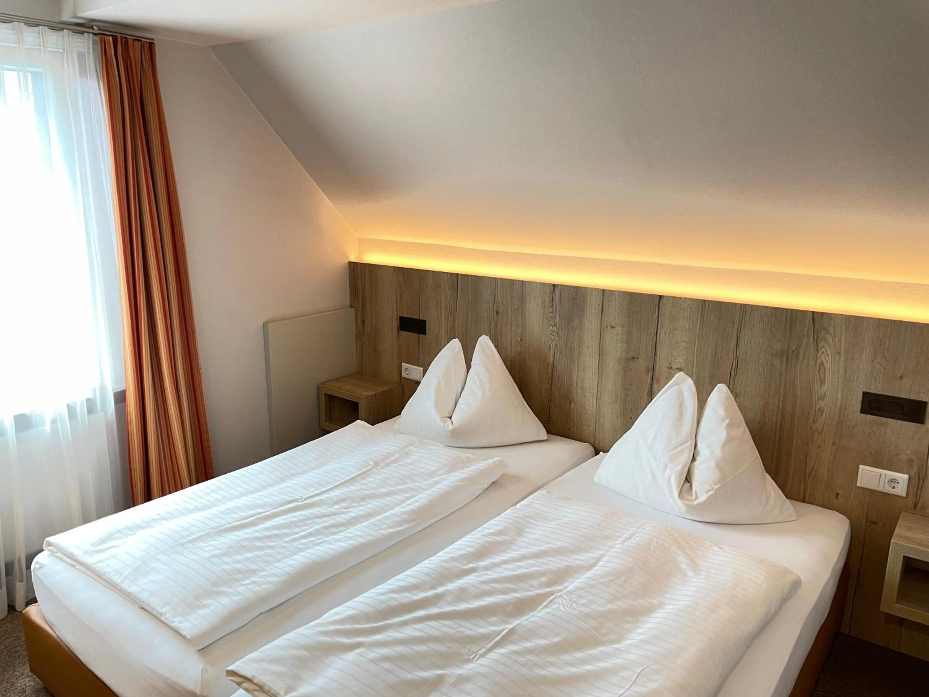 Photo of the whole room, Bed in Hotel Menge "An der Schlacht"
