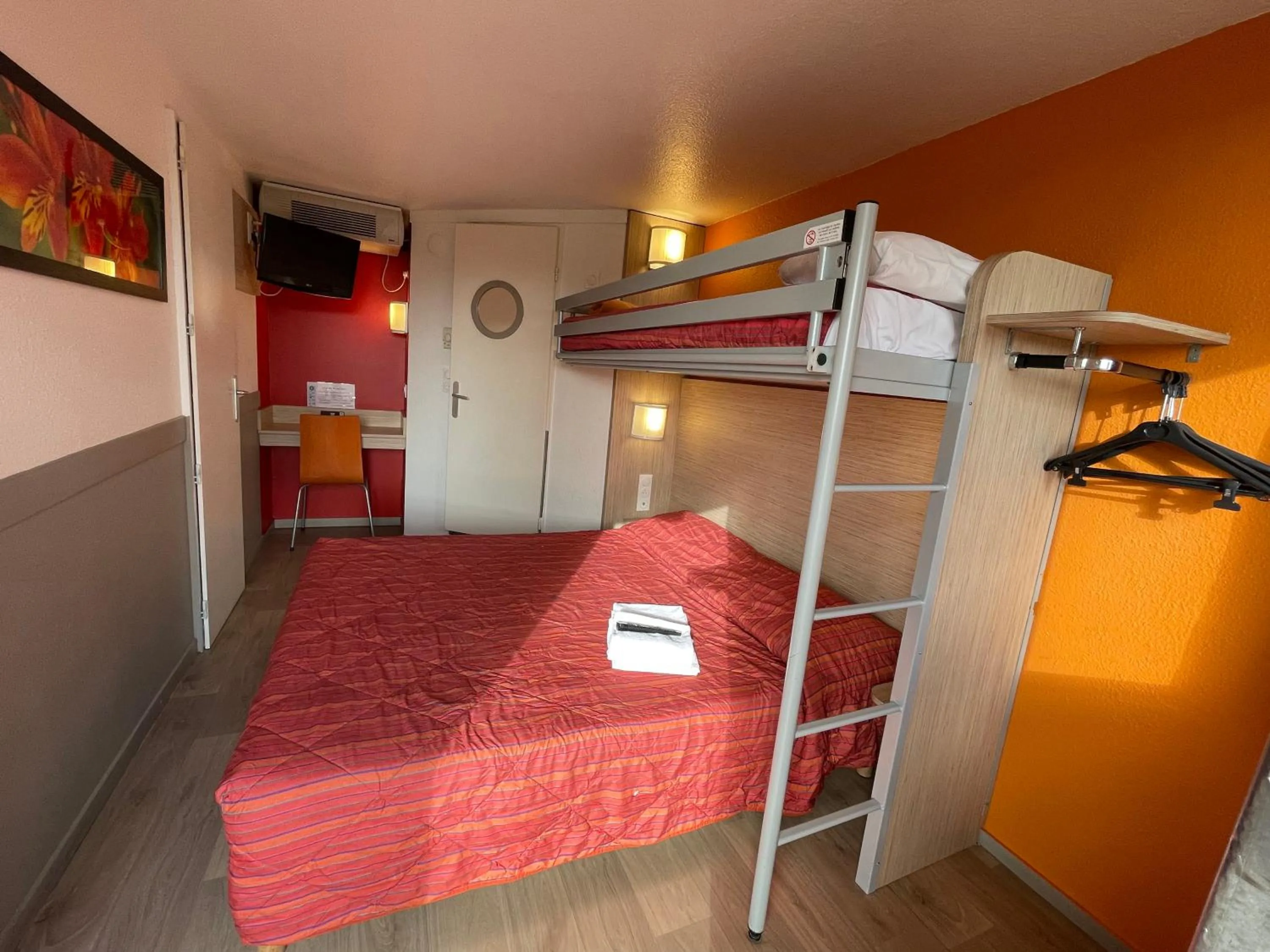 Bed in Premiere Classe Dunkerque Saint Pol Sur Mer