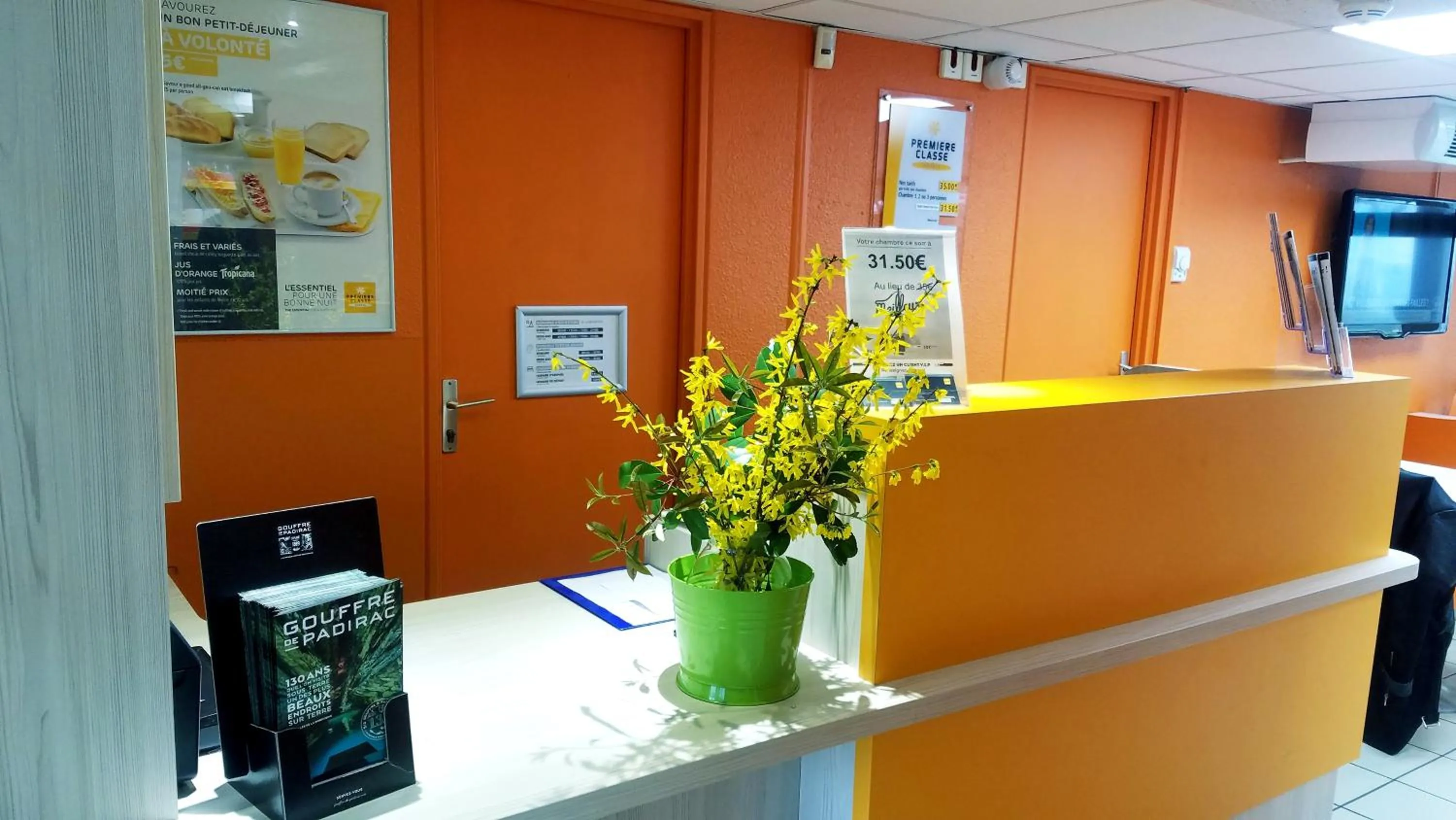 Lobby or reception in Premiere Classe Périgueux - Boulazac