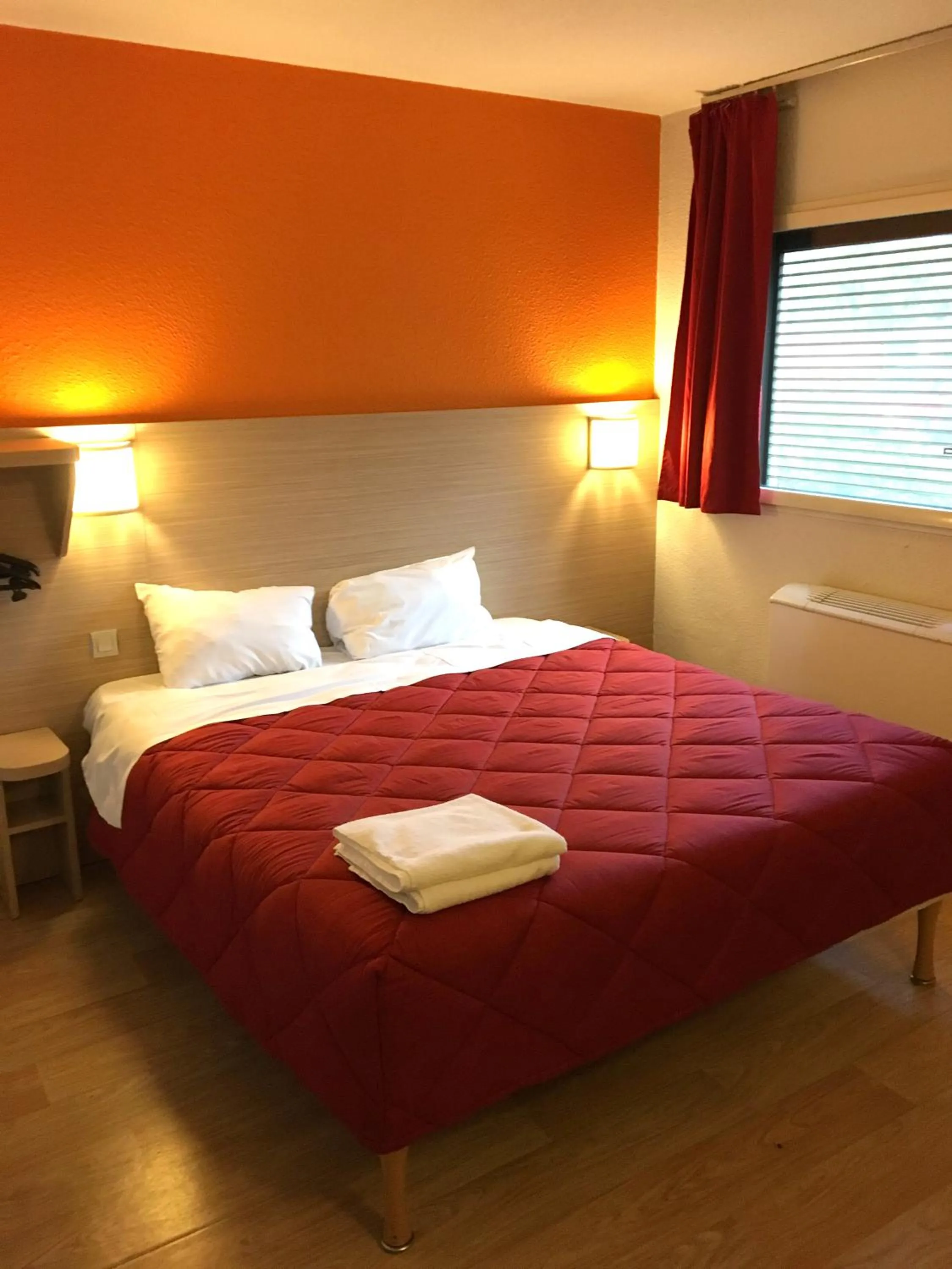 Bedroom, Bed in Premiere Classe Paris Ouest - Nanterre - La Defense