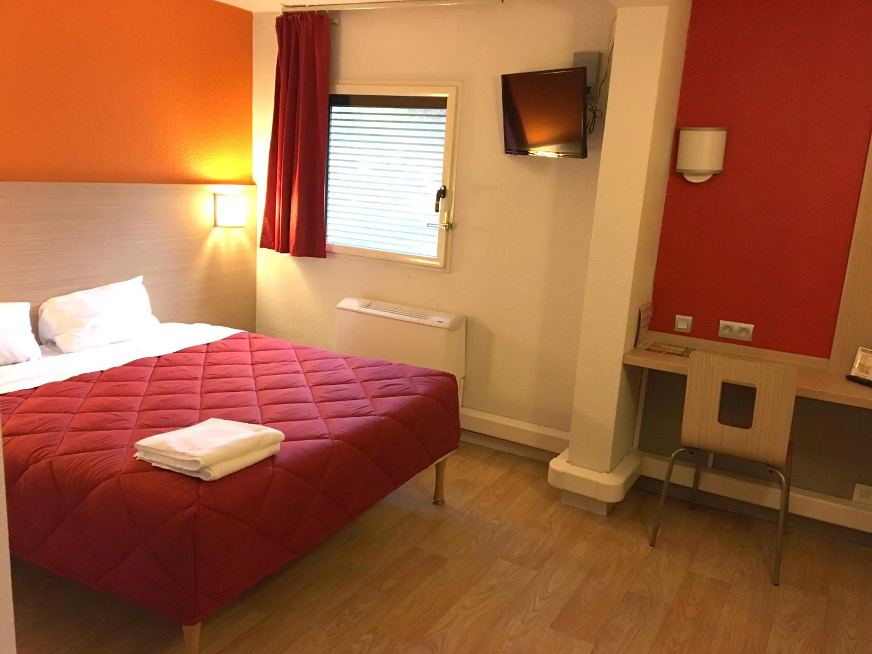 Bedroom, Bed in Premiere Classe Paris Ouest - Nanterre - La Defense