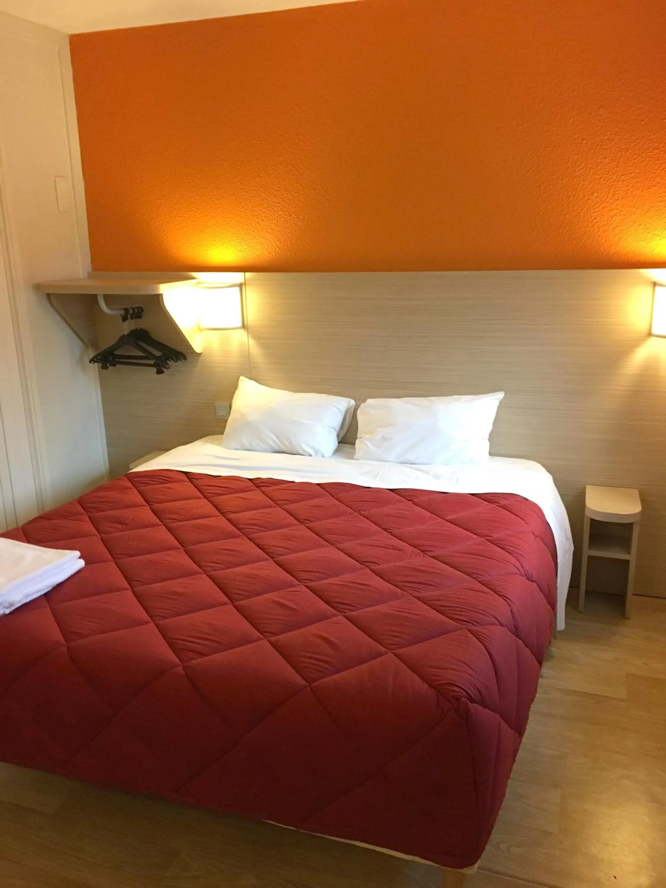 Bedroom, Bed in Premiere Classe Paris Ouest - Nanterre - La Defense