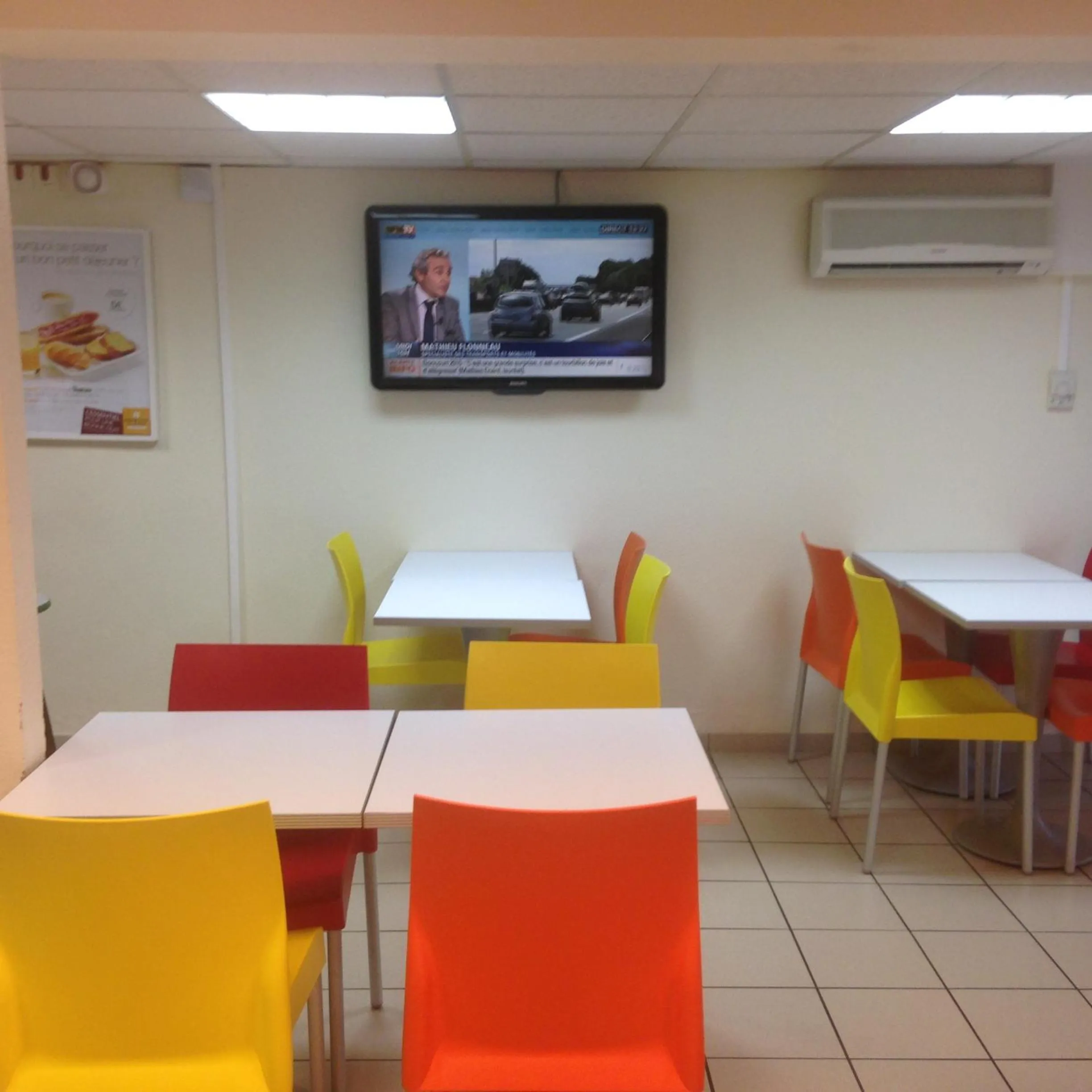 Communal lounge/ TV room in Premiere Classe Niort Est La Creche