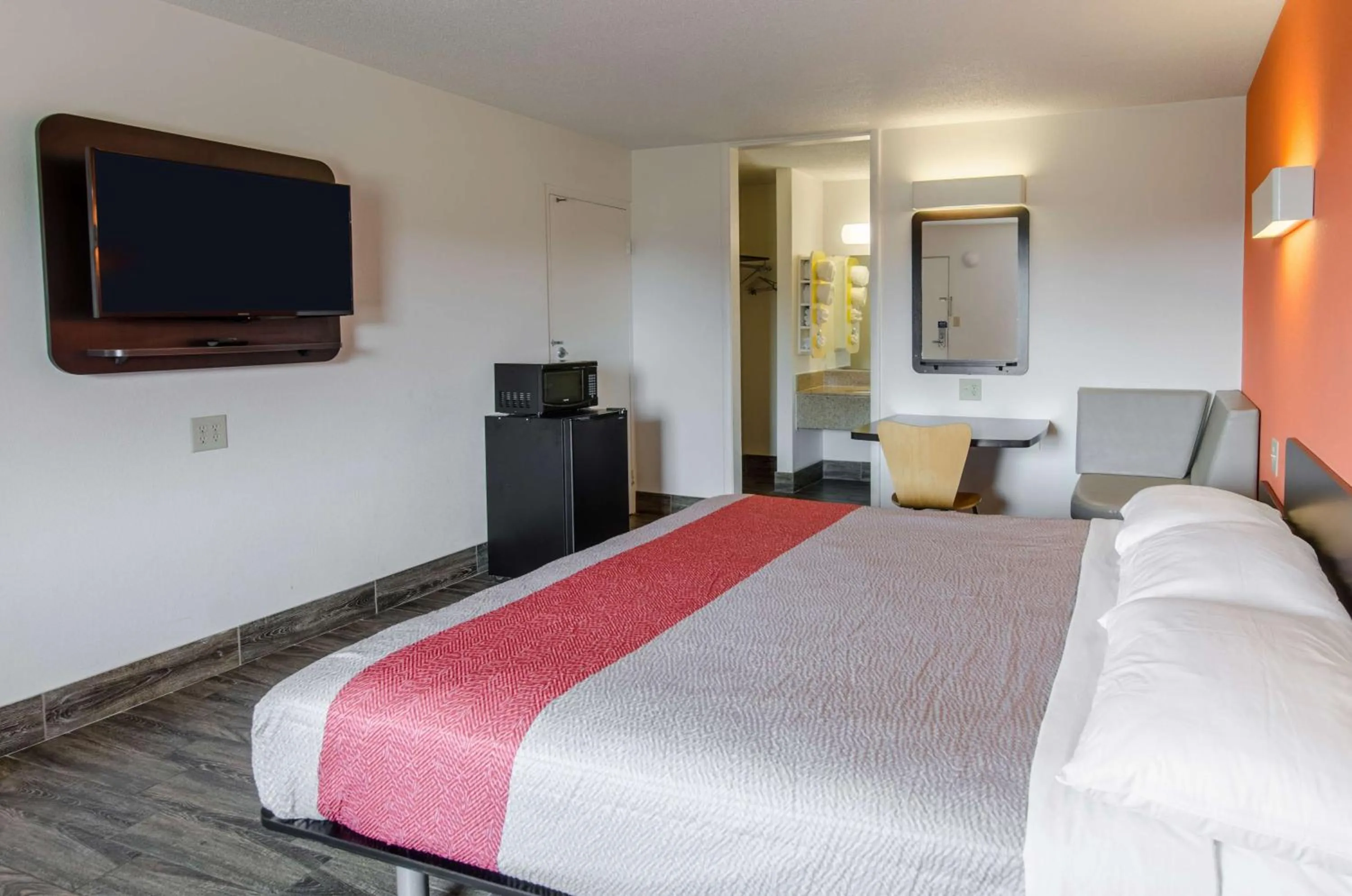 Coffee/tea facilities, Bed in Motel 6-Staunton, VA