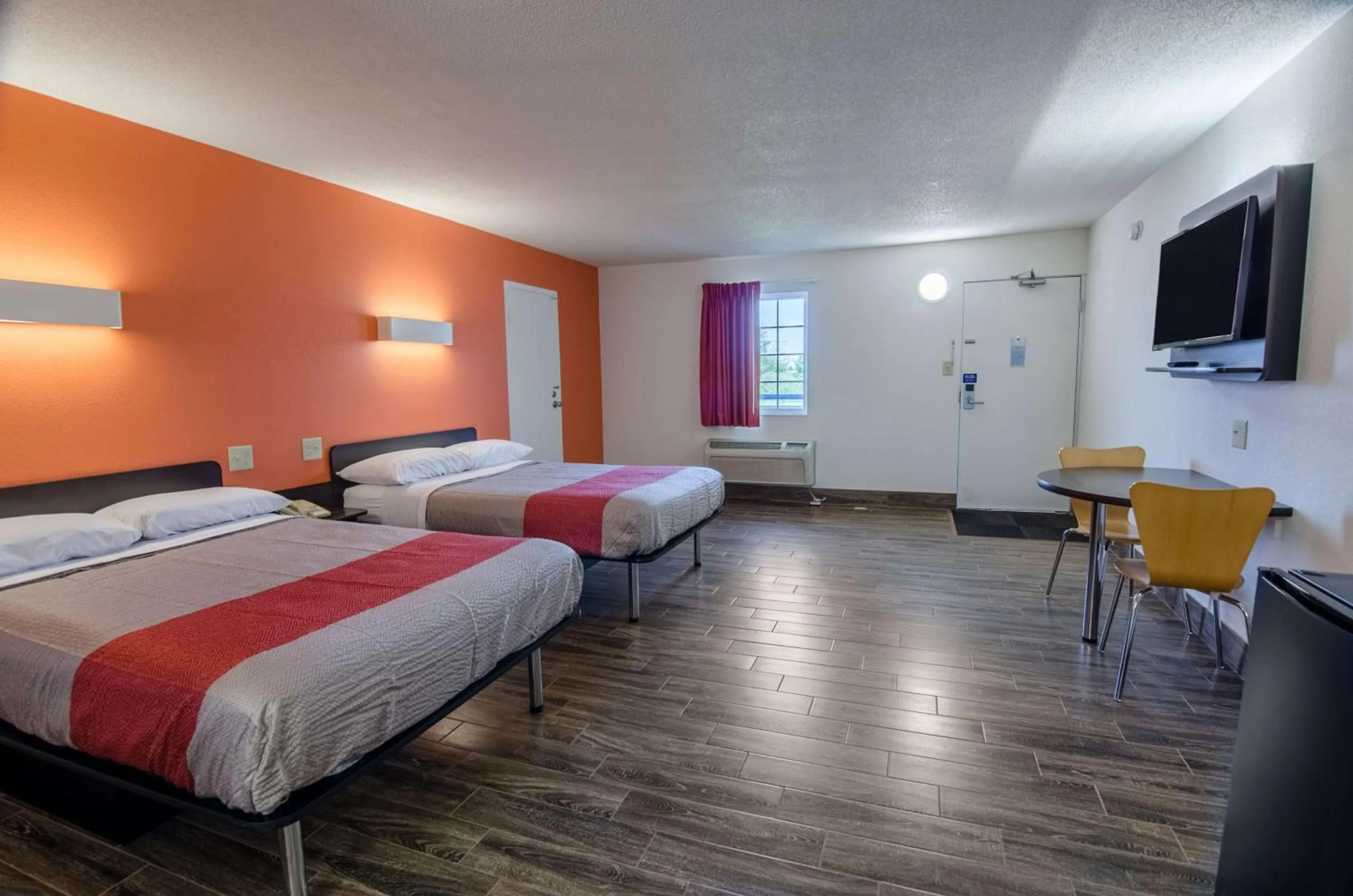 Coffee/tea facilities, Bed in Motel 6-Staunton, VA