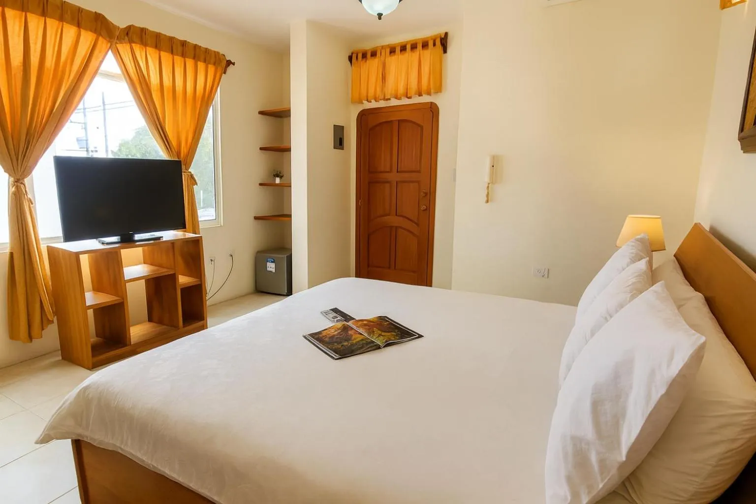 Communal lounge/ TV room, Bed in Hotel Del Sol Galapagos