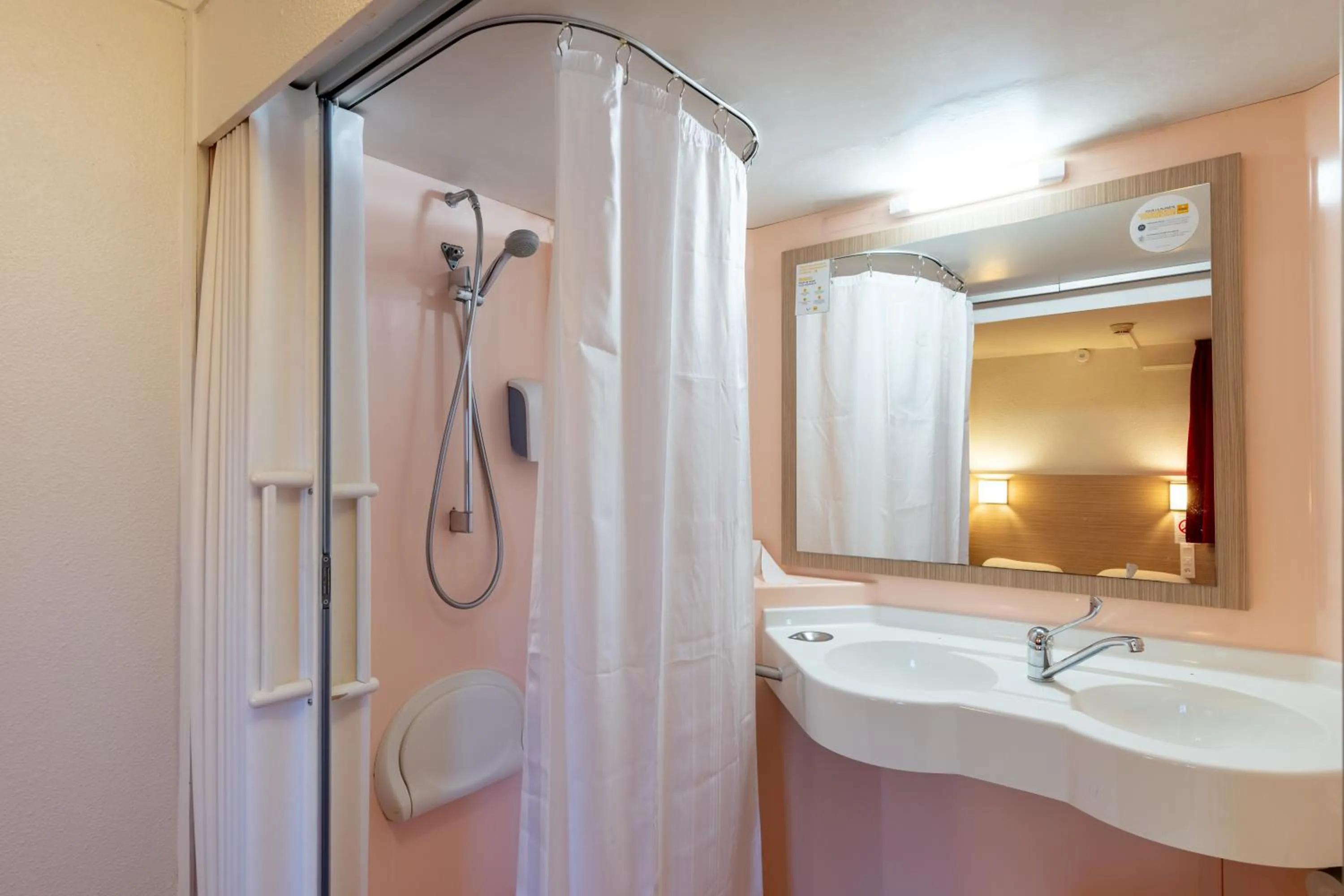Shower in Premiere Classe Lille Sud - Seclin