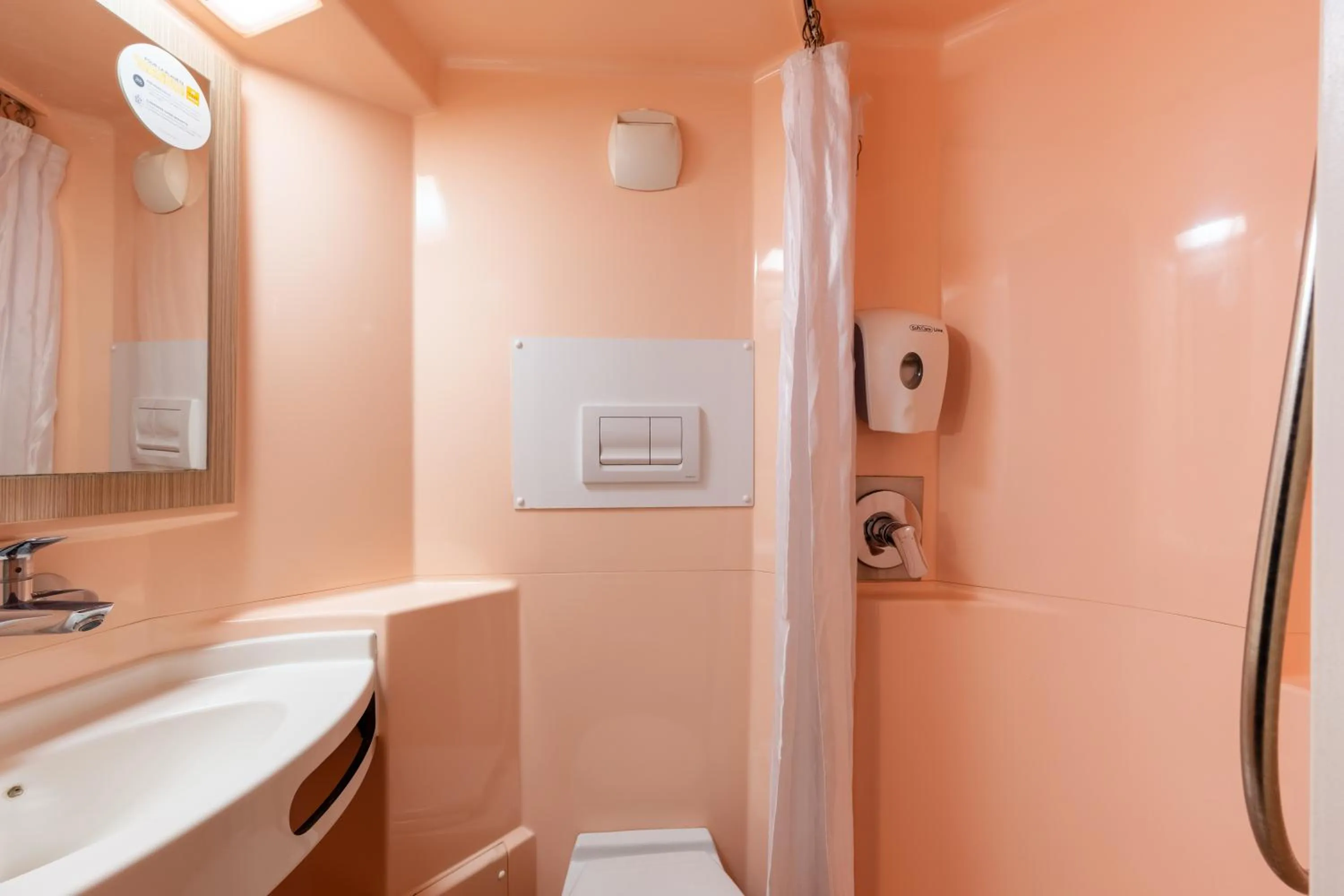 Shower in Premiere Classe Lille Sud - Seclin