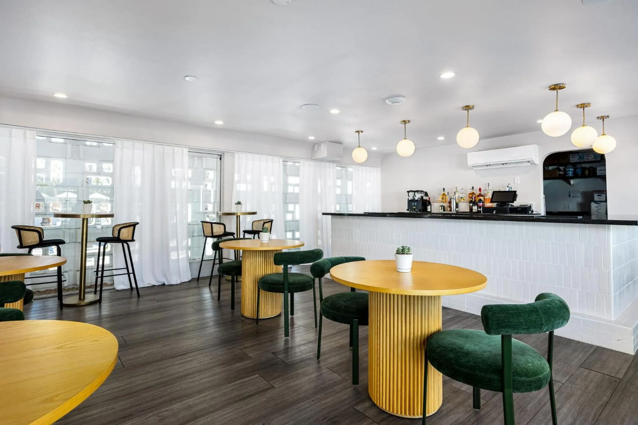 Lounge or bar in The Skylark, a Palm Springs Hotel