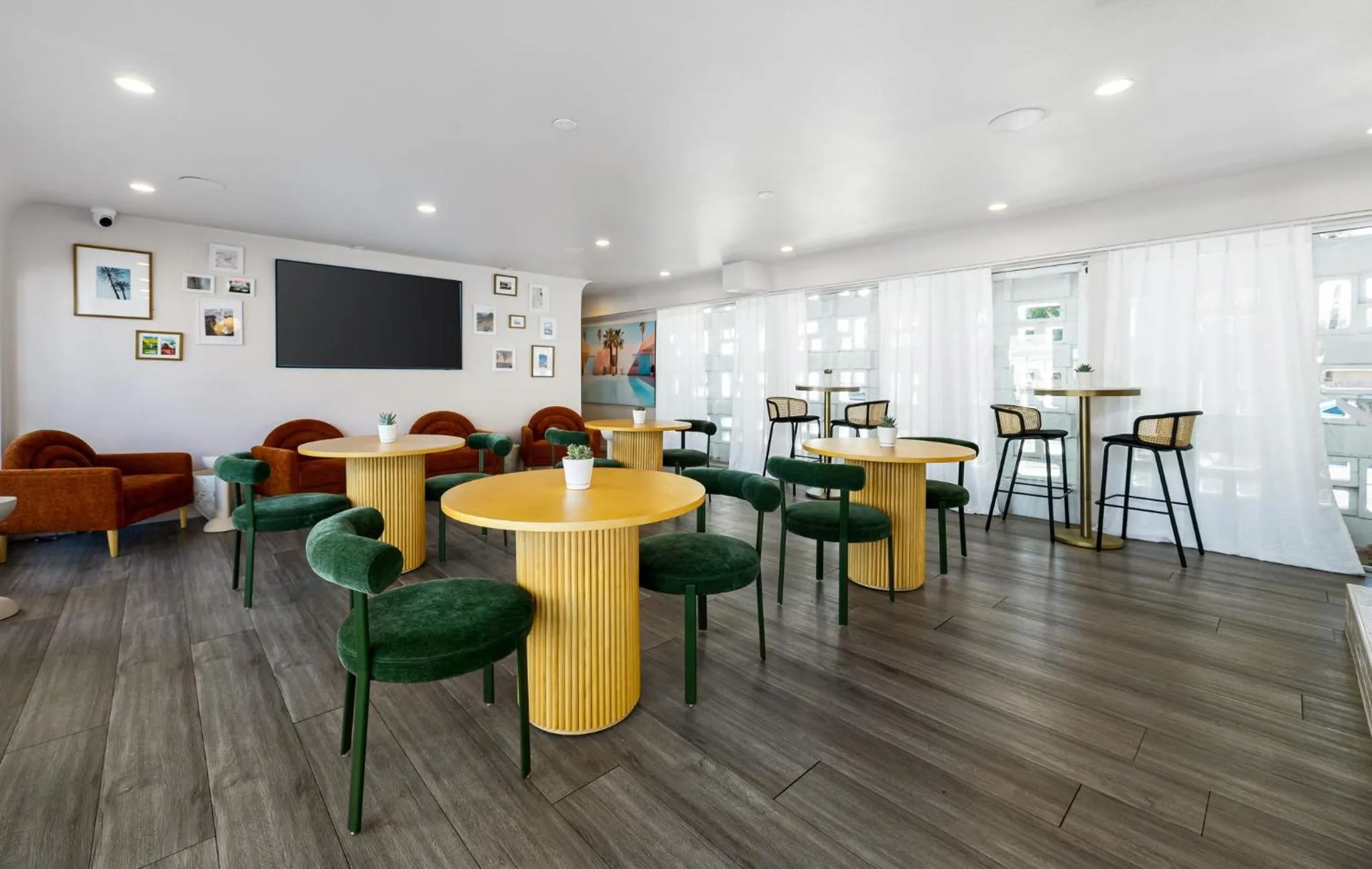 Lounge or bar in The Skylark, a Palm Springs Hotel