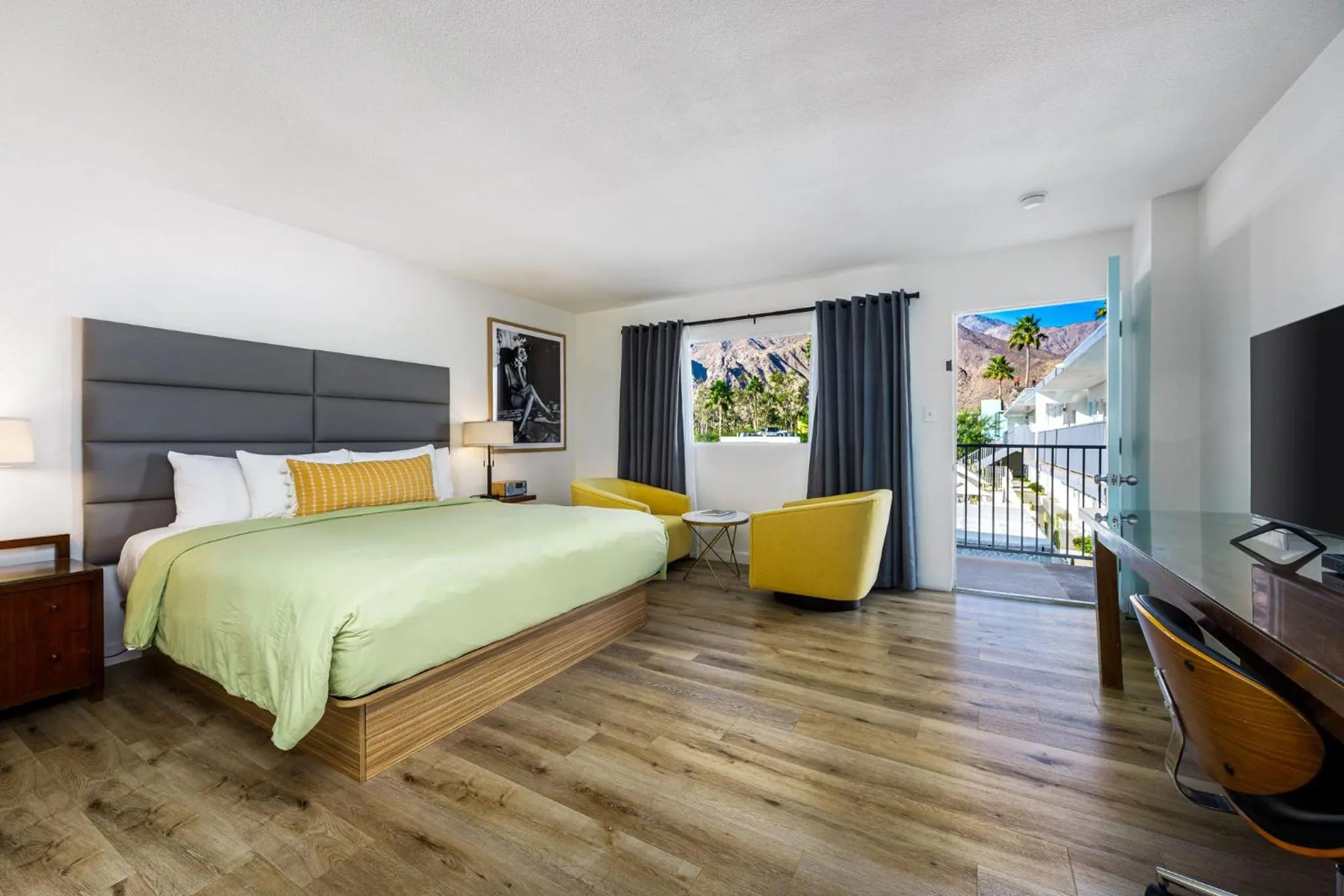 View (from property/room), Bed in The Skylark, a Palm Springs Hotel