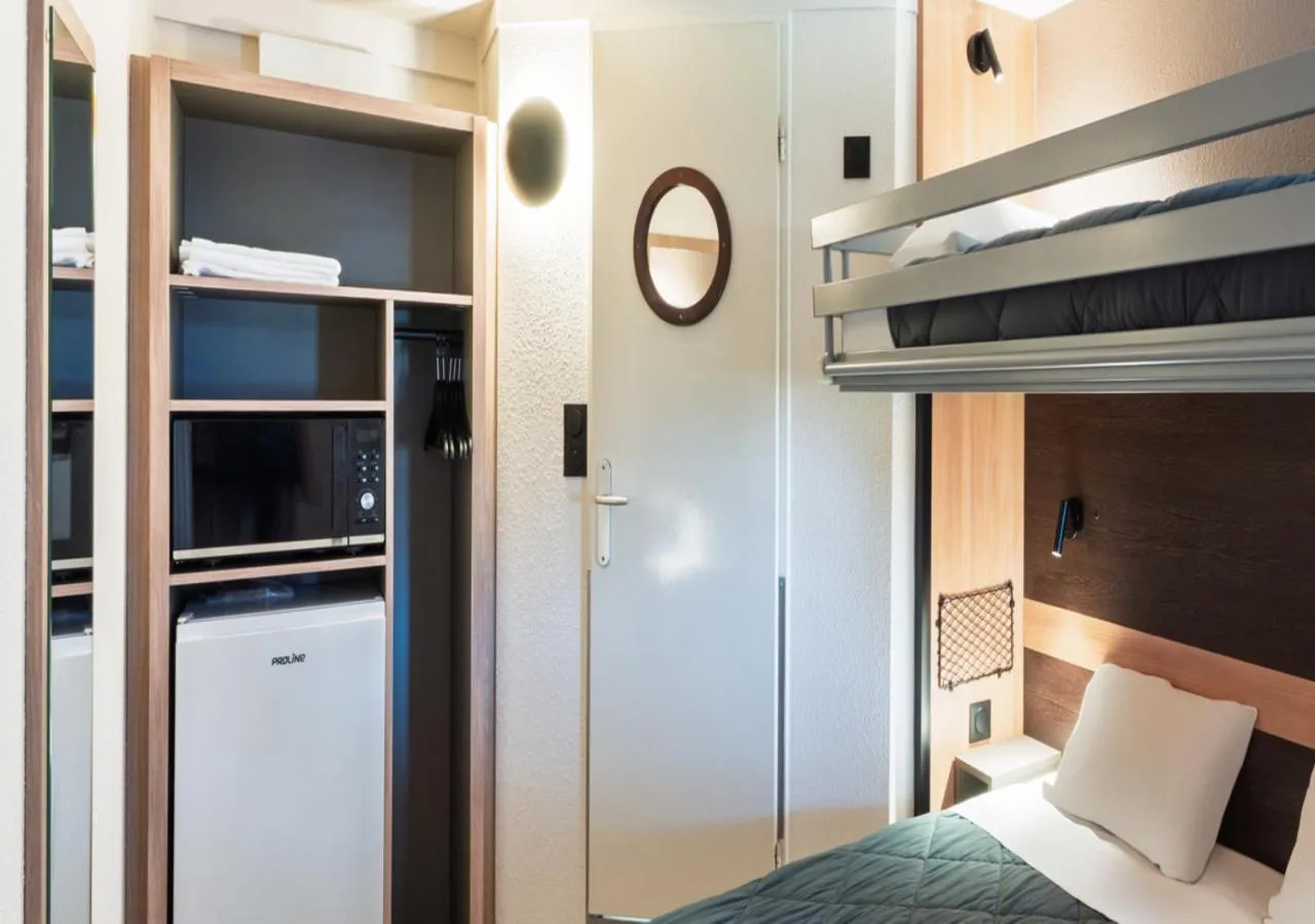 microwave, Bed in Premiere Classe Valenciennes Sud - Rouvignies