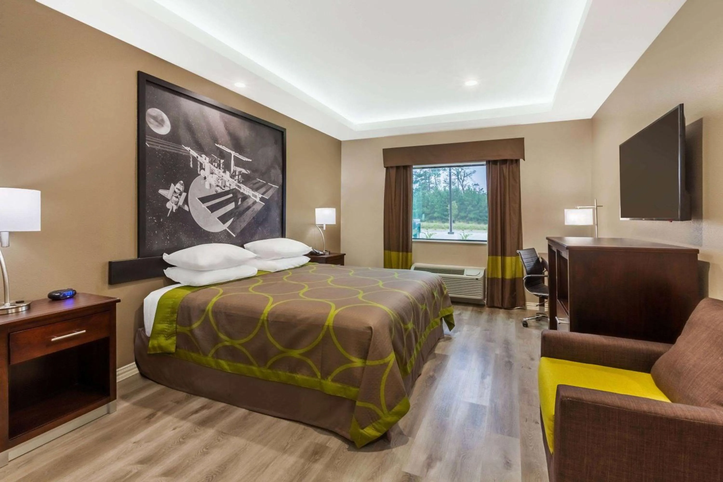 Photo of the whole room, Bed in Super 8 by Wyndham Kingwood Houston North