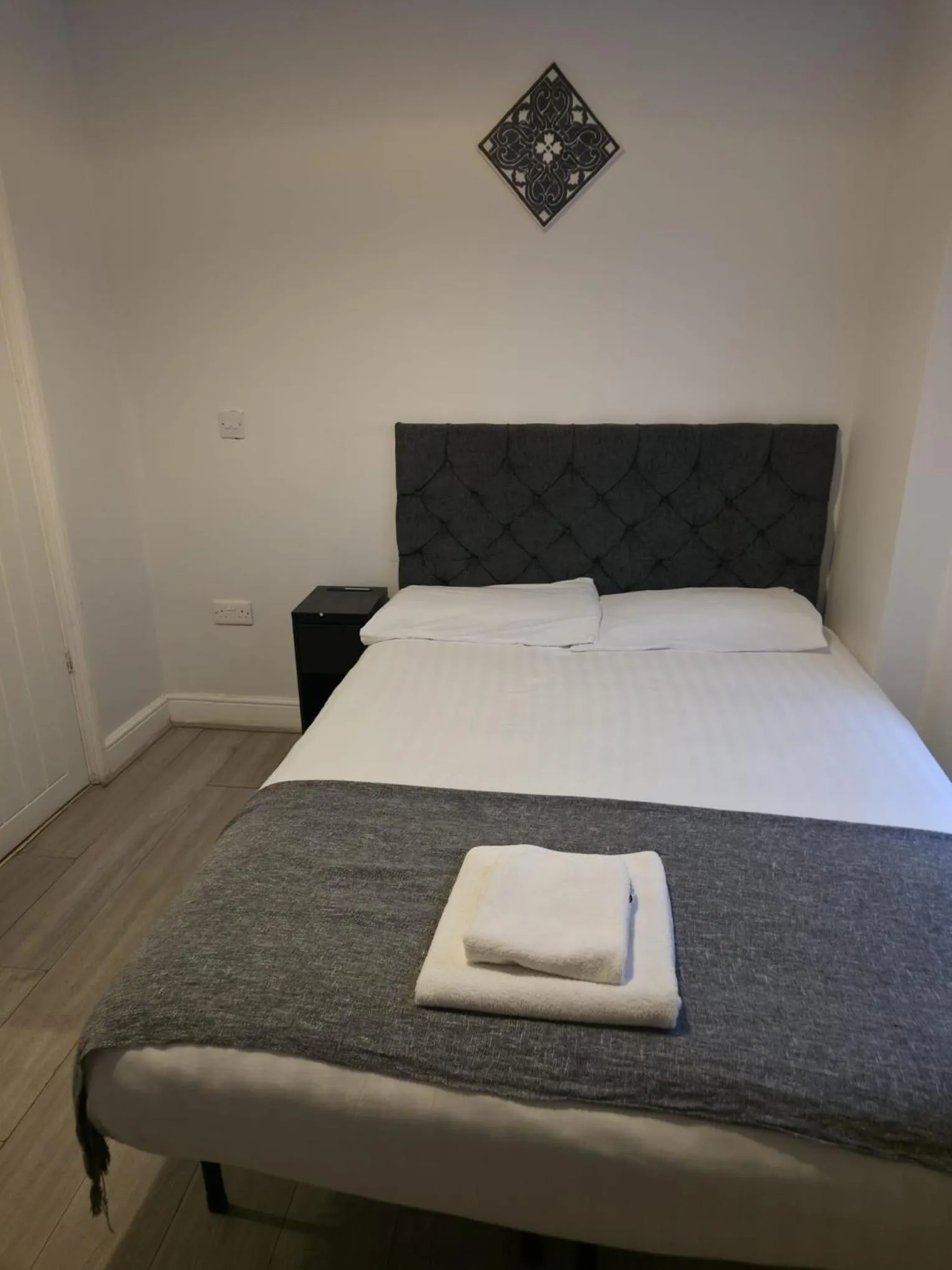 Bed in Golders Park Hotel