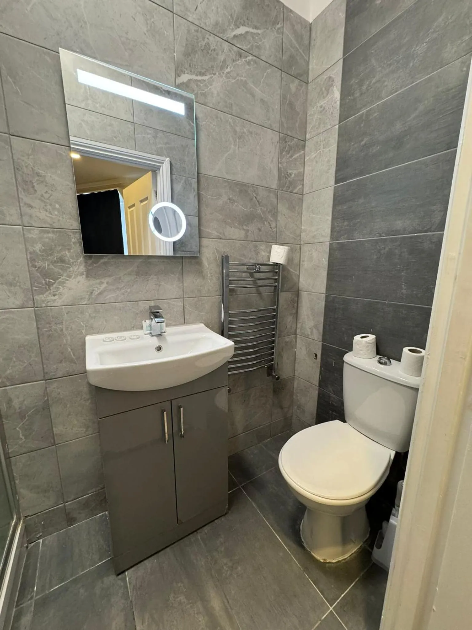 Toilet in Golders Park Hotel