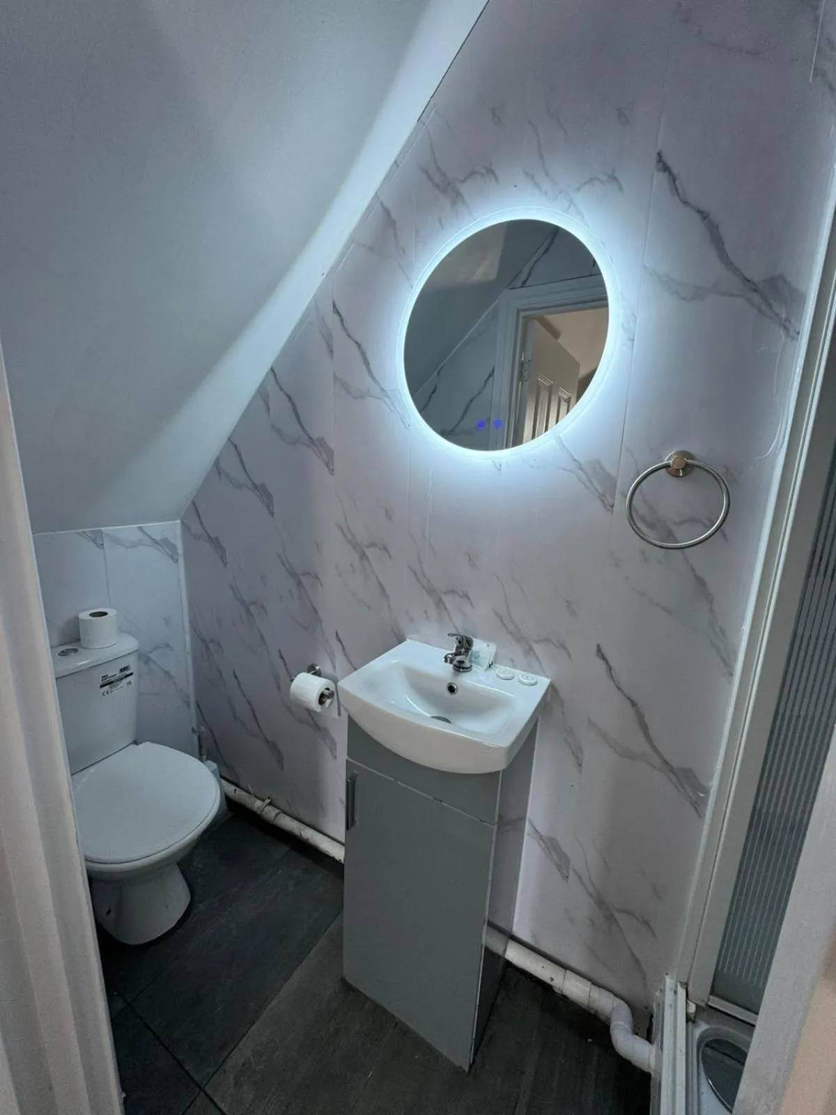 Toilet in Golders Park Hotel