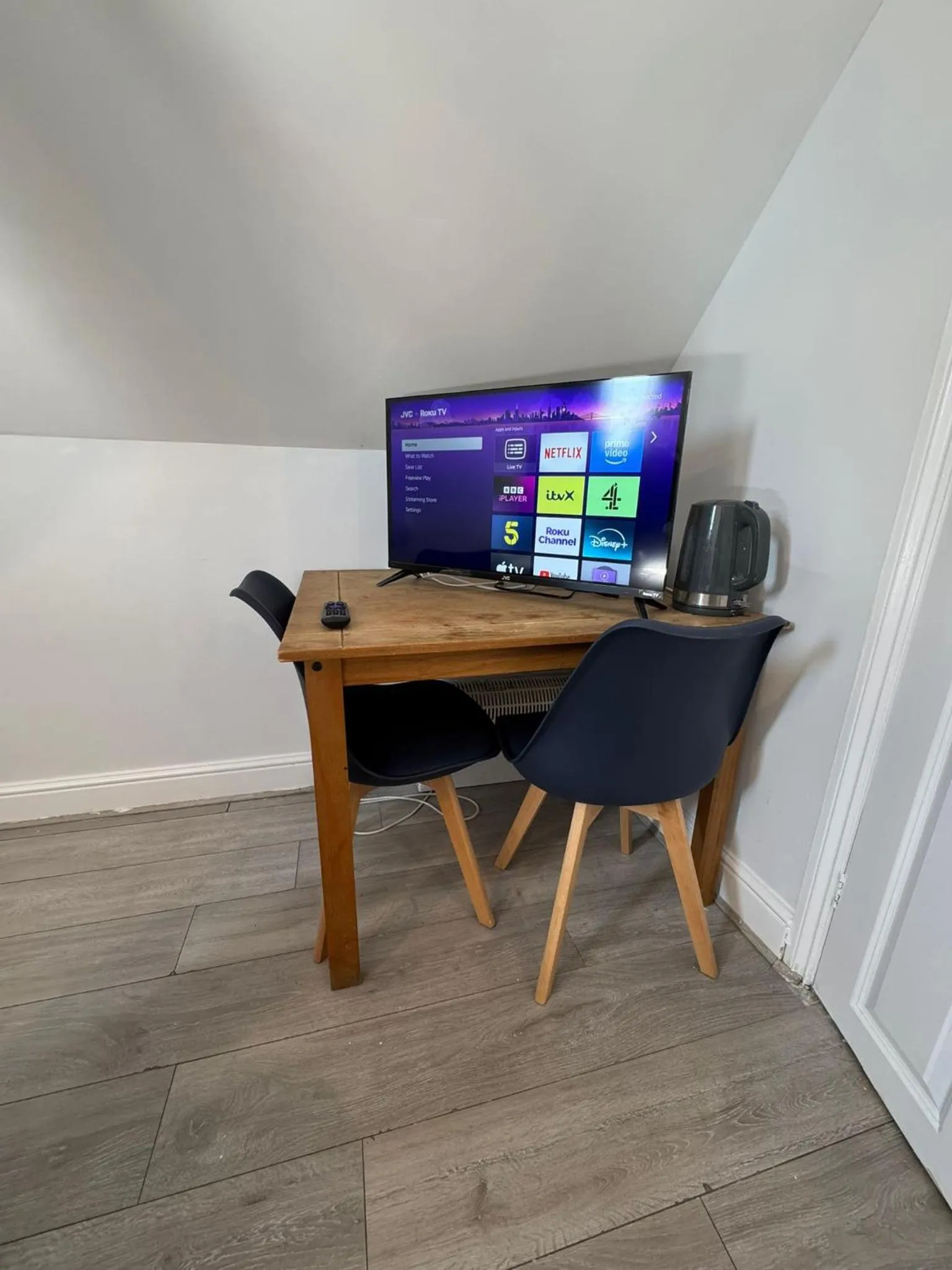 TV and multimedia in Golders Park Hotel