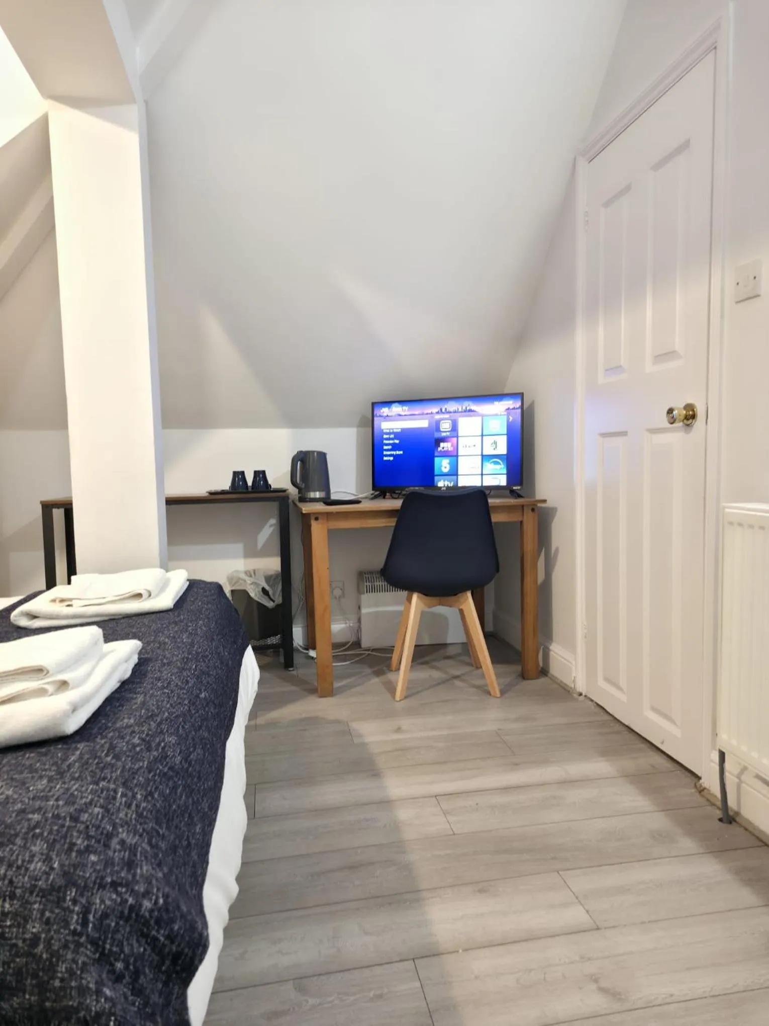 TV and multimedia, Bed in Golders Park Hotel