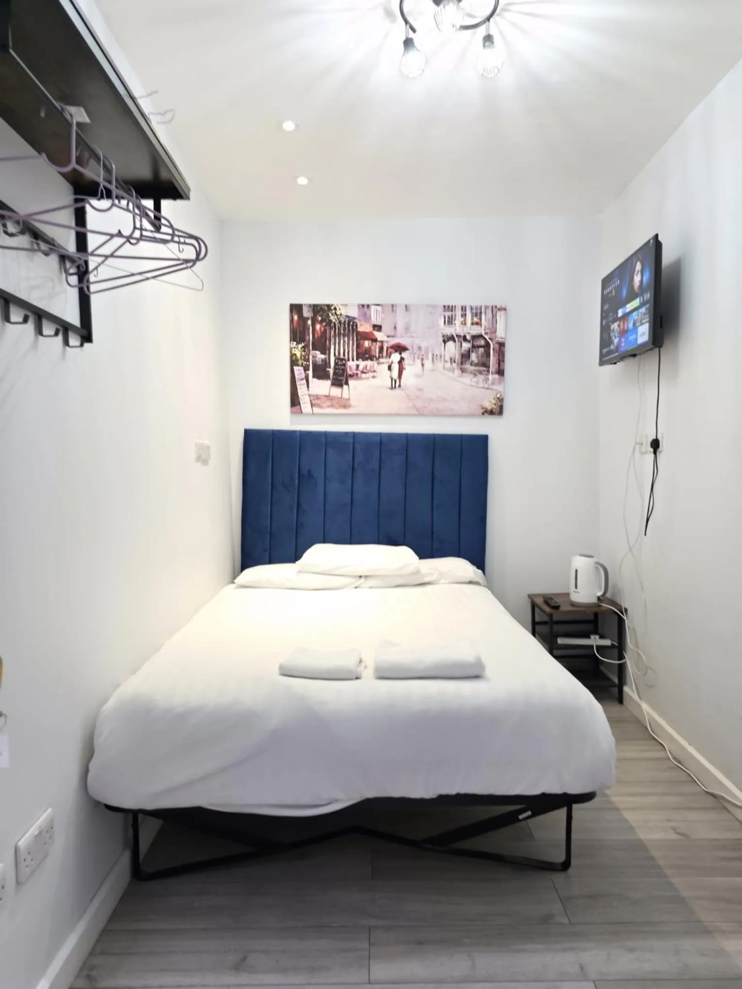 Bed in Golders Park Hotel