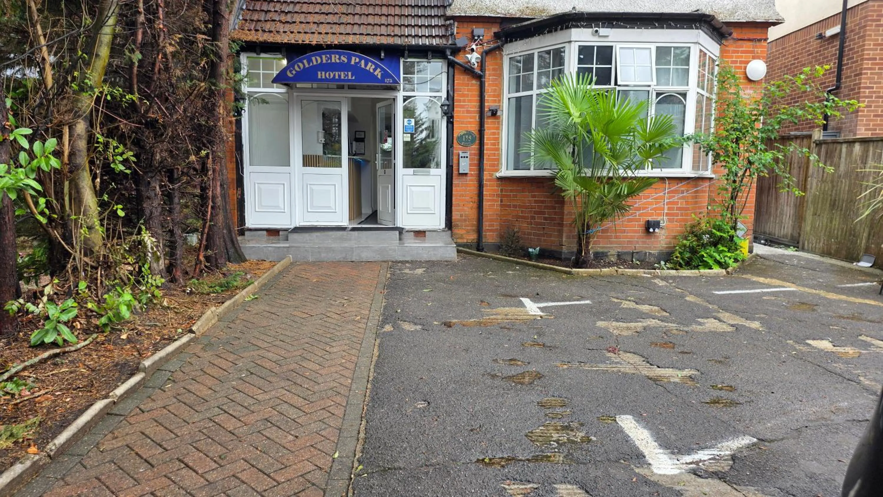 Property building in Golders Park Hotel