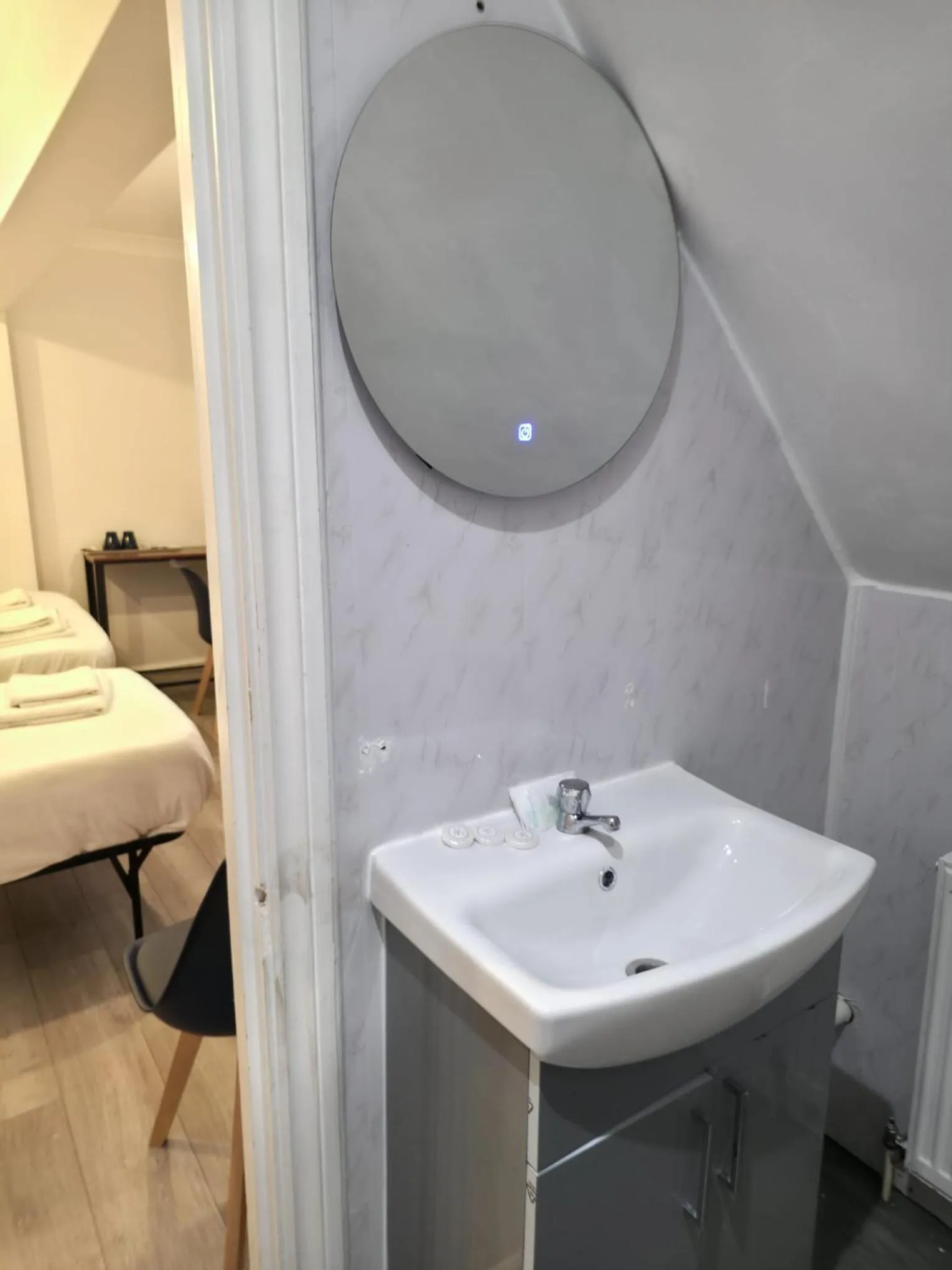 Bathroom in Golders Park Hotel