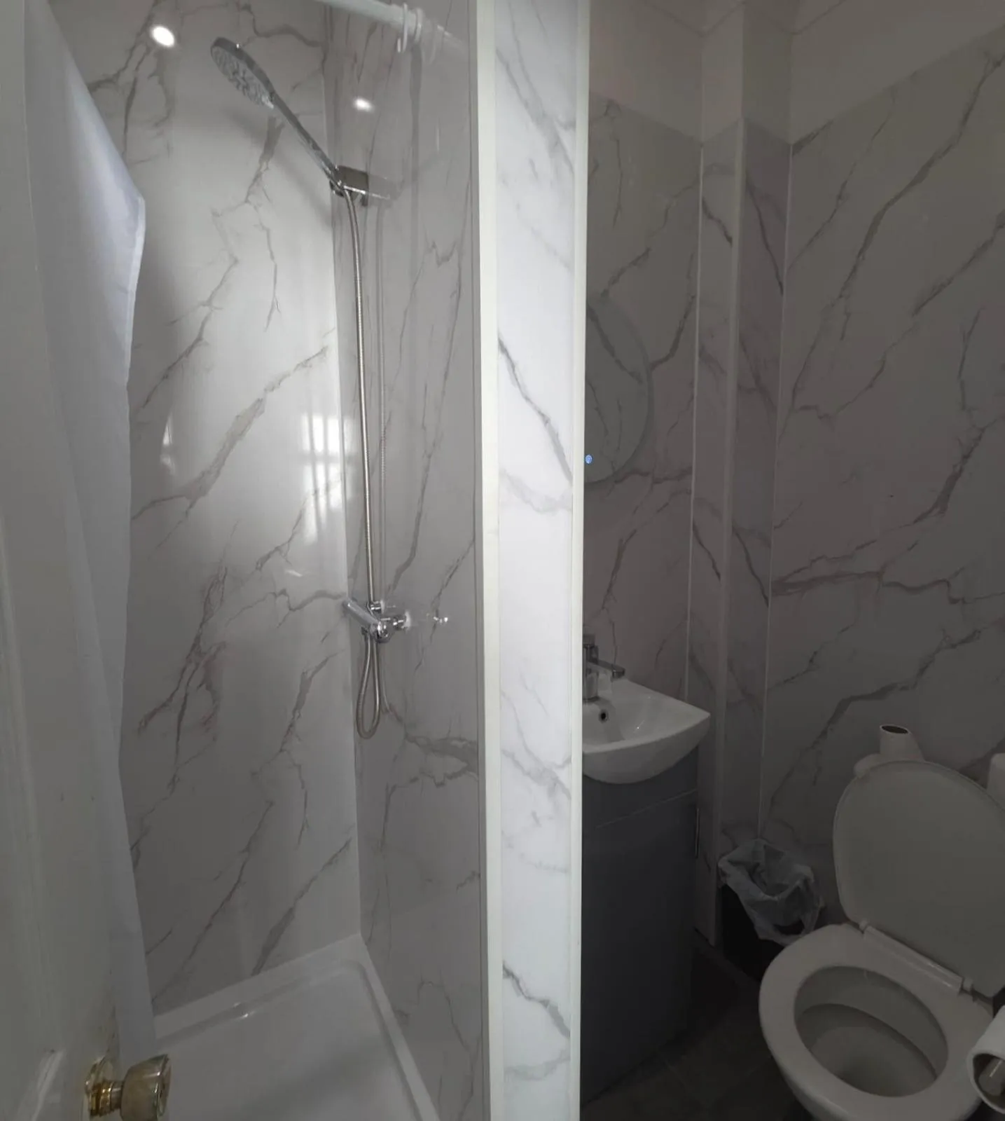 Shower in Golders Park Hotel