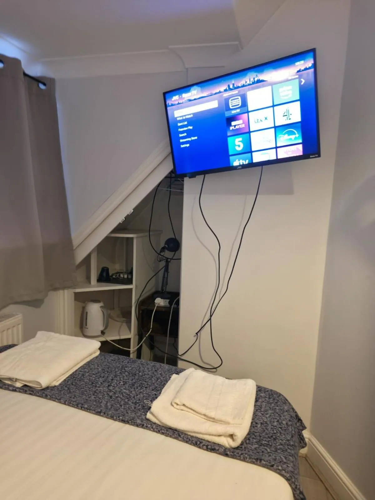 Bed in Golders Park Hotel