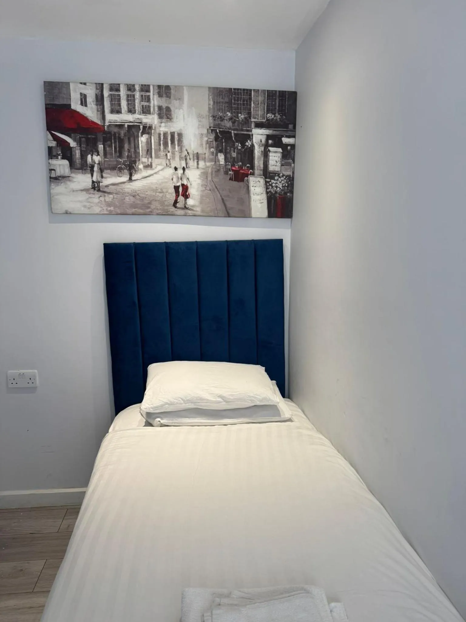 Bed in Golders Park Hotel