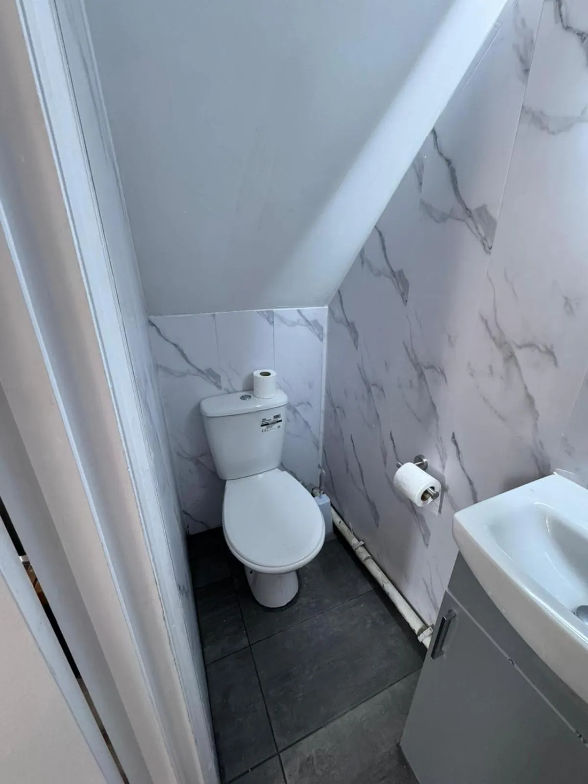 Toilet in Golders Park Hotel