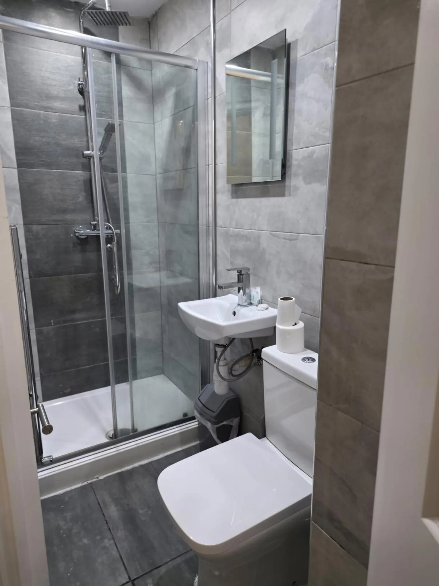 Shower in Golders Park Hotel