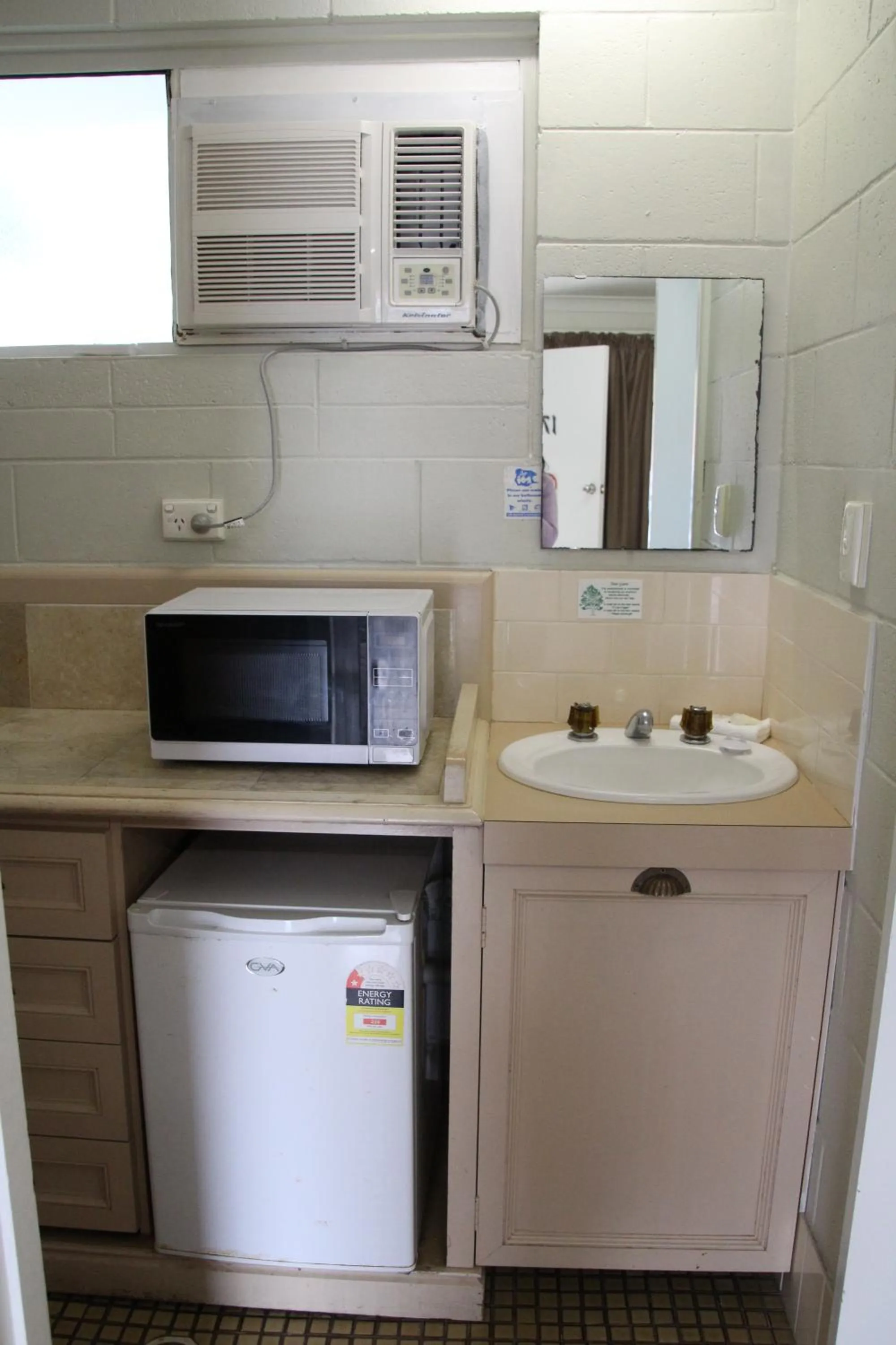 Kitchen or kitchenette in Central Coast Motel