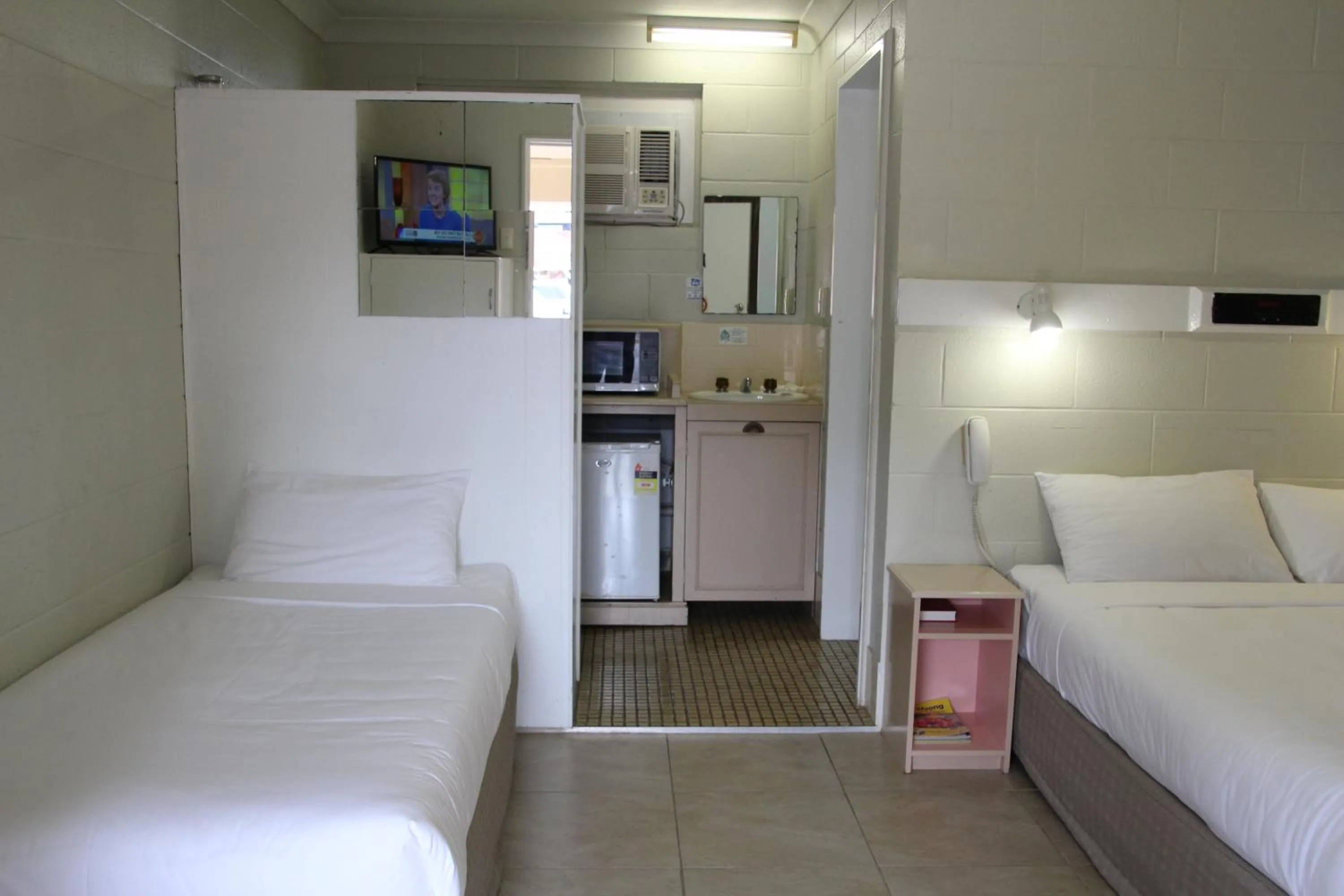 Kitchen or kitchenette, Bed in Central Coast Motel