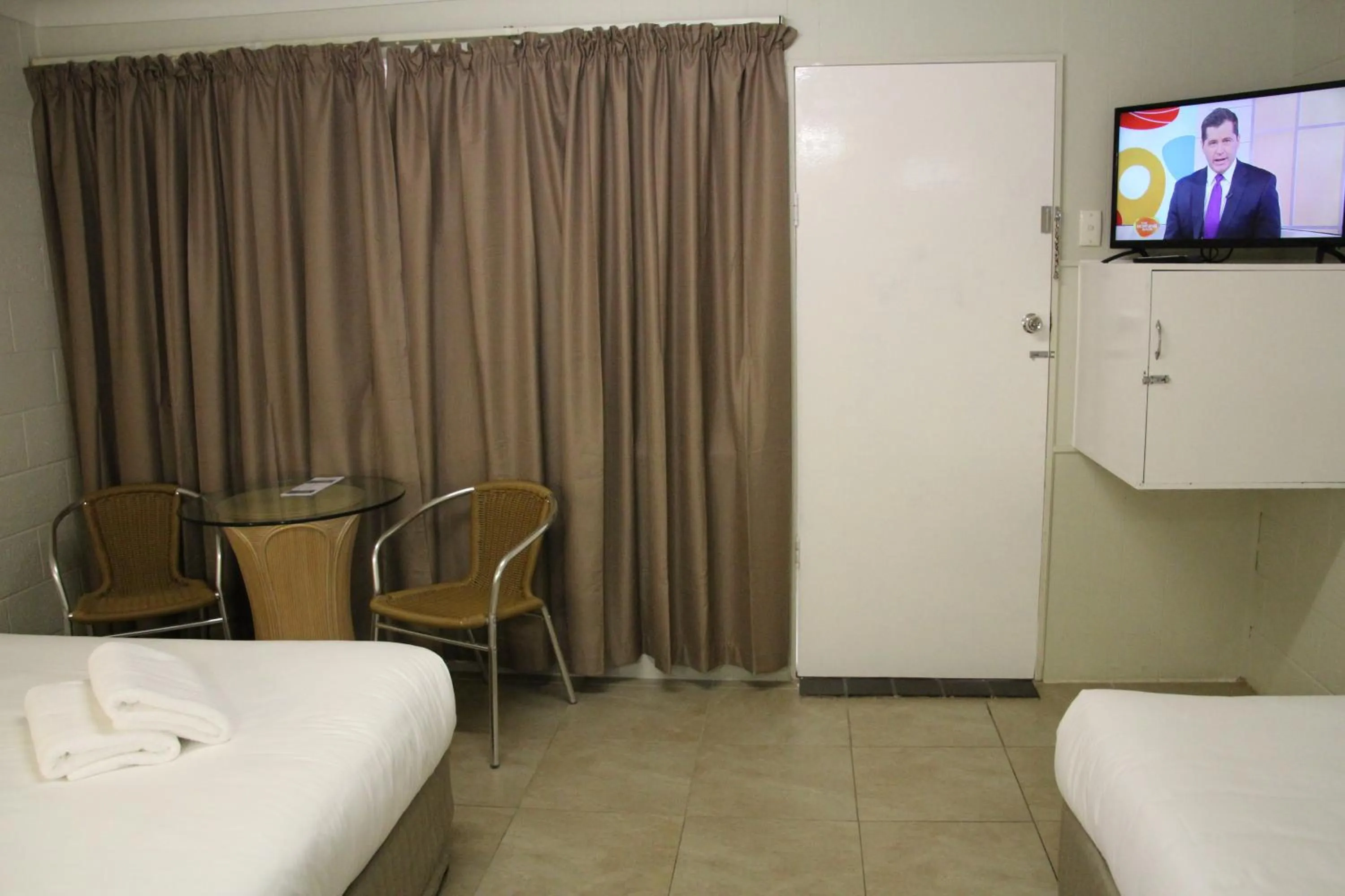 TV and multimedia, Bed in Central Coast Motel