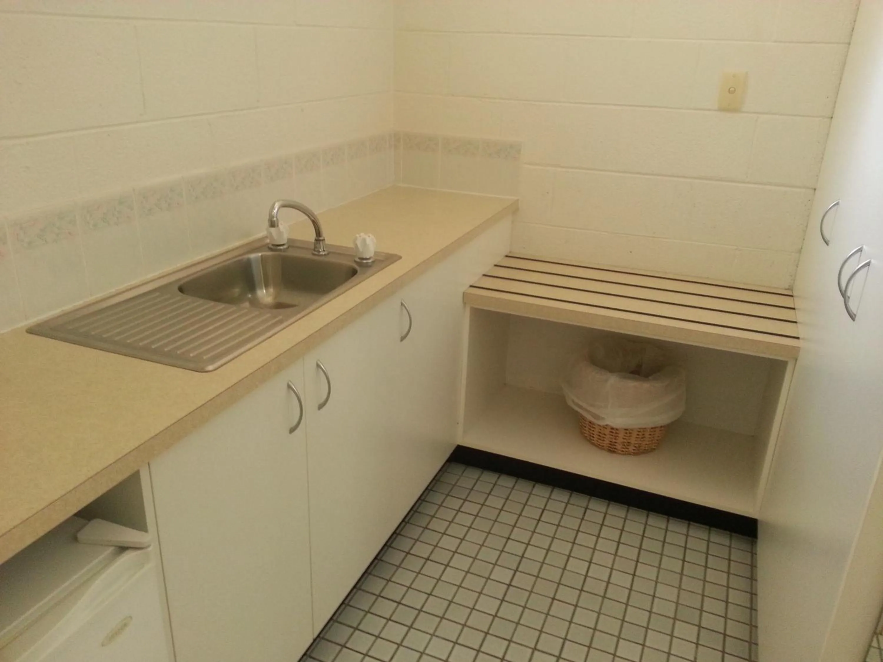 Kitchen or kitchenette in Central Coast Motel
