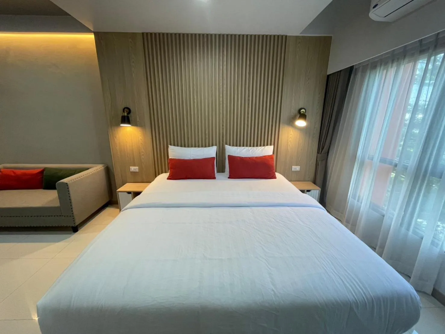 Photo of the whole room, Bed in Baan Bangkok 97 Hotel