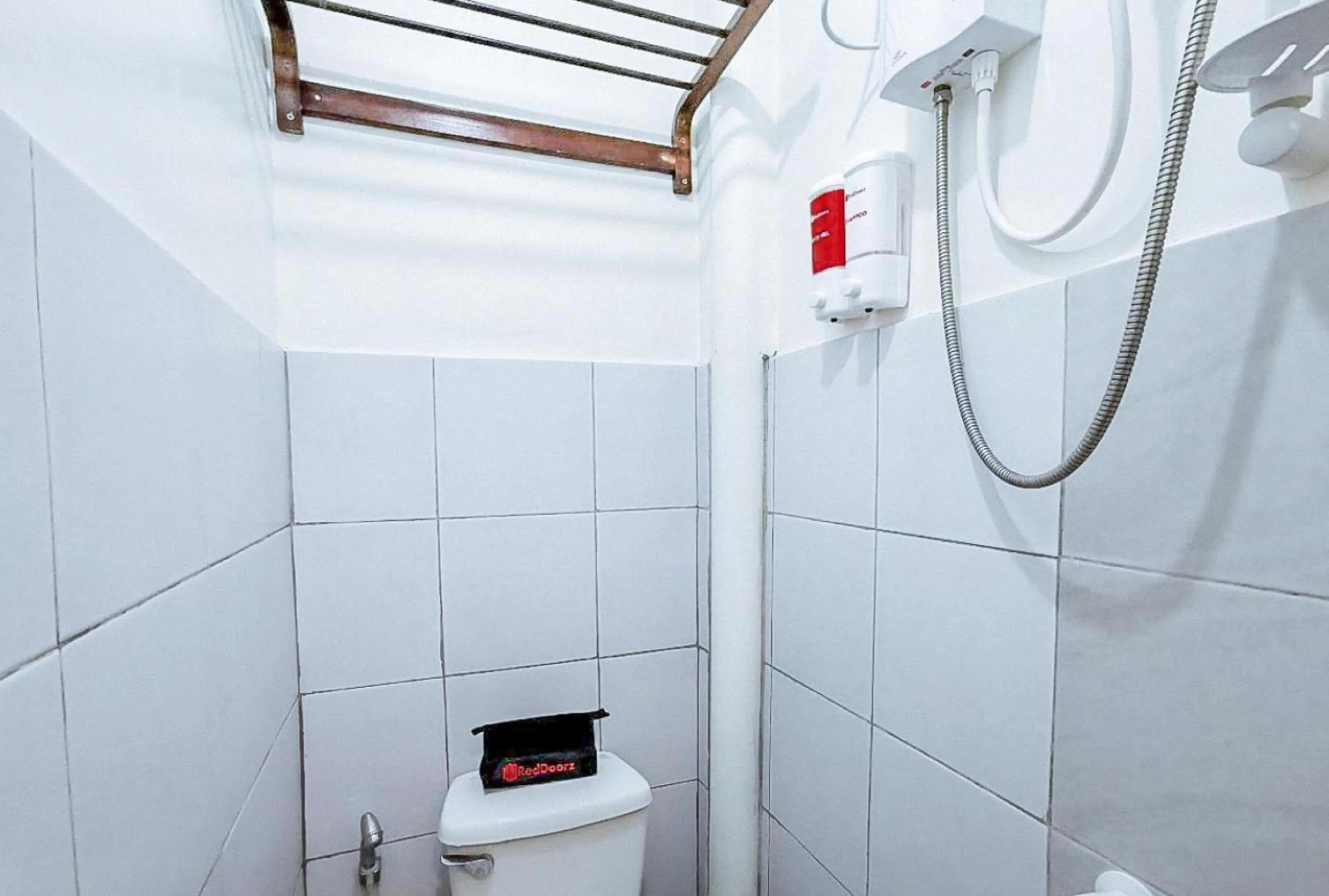 Bathroom in RedDoorz near KCC Mall Gensan