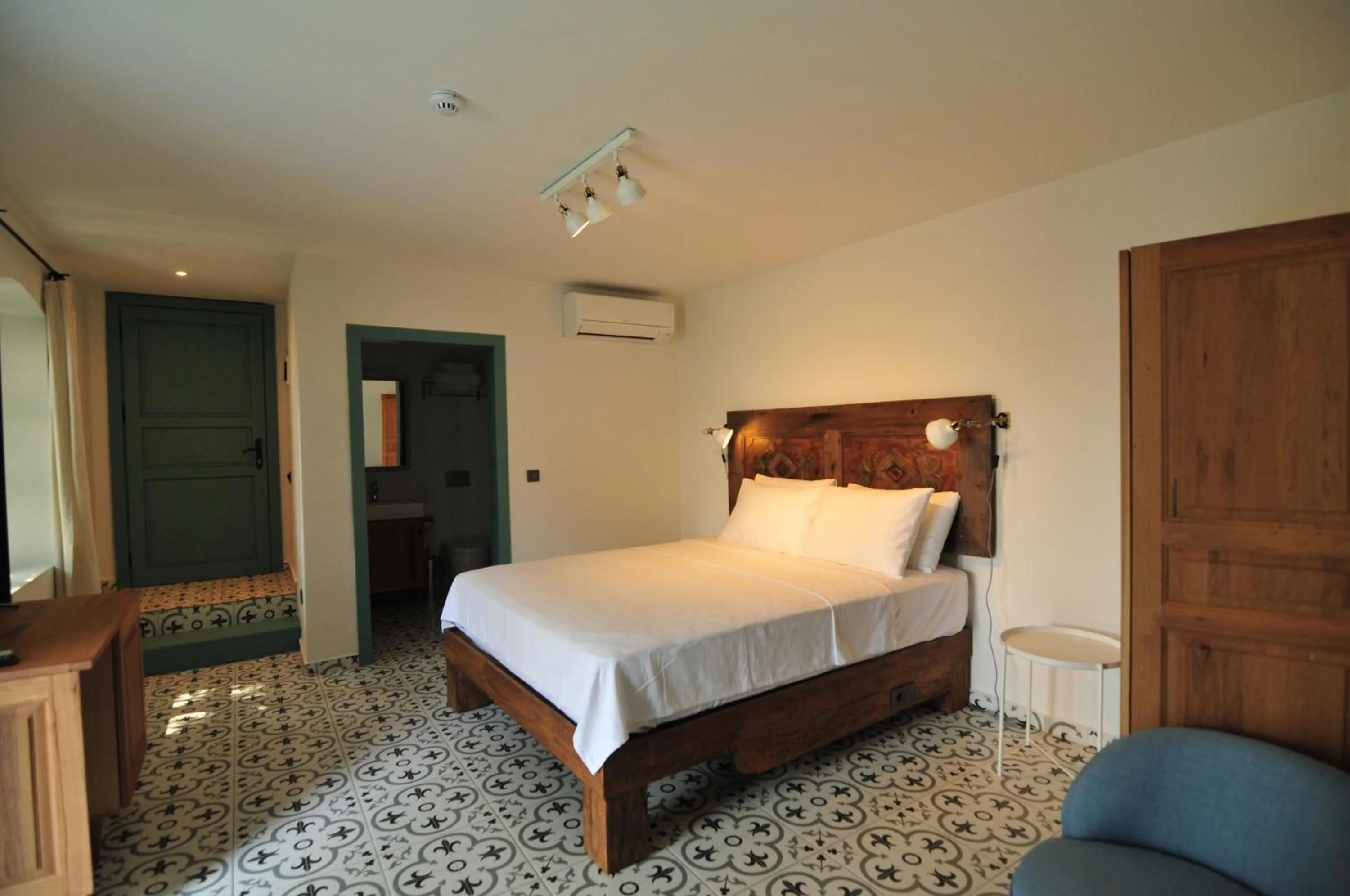 Bed in Oalis Boutique Hotel