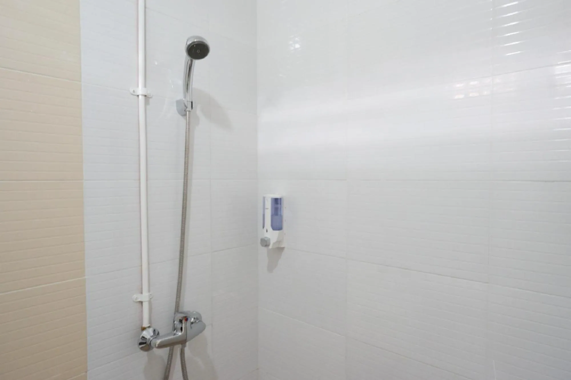 Shower in RedDoorz near Mataram University