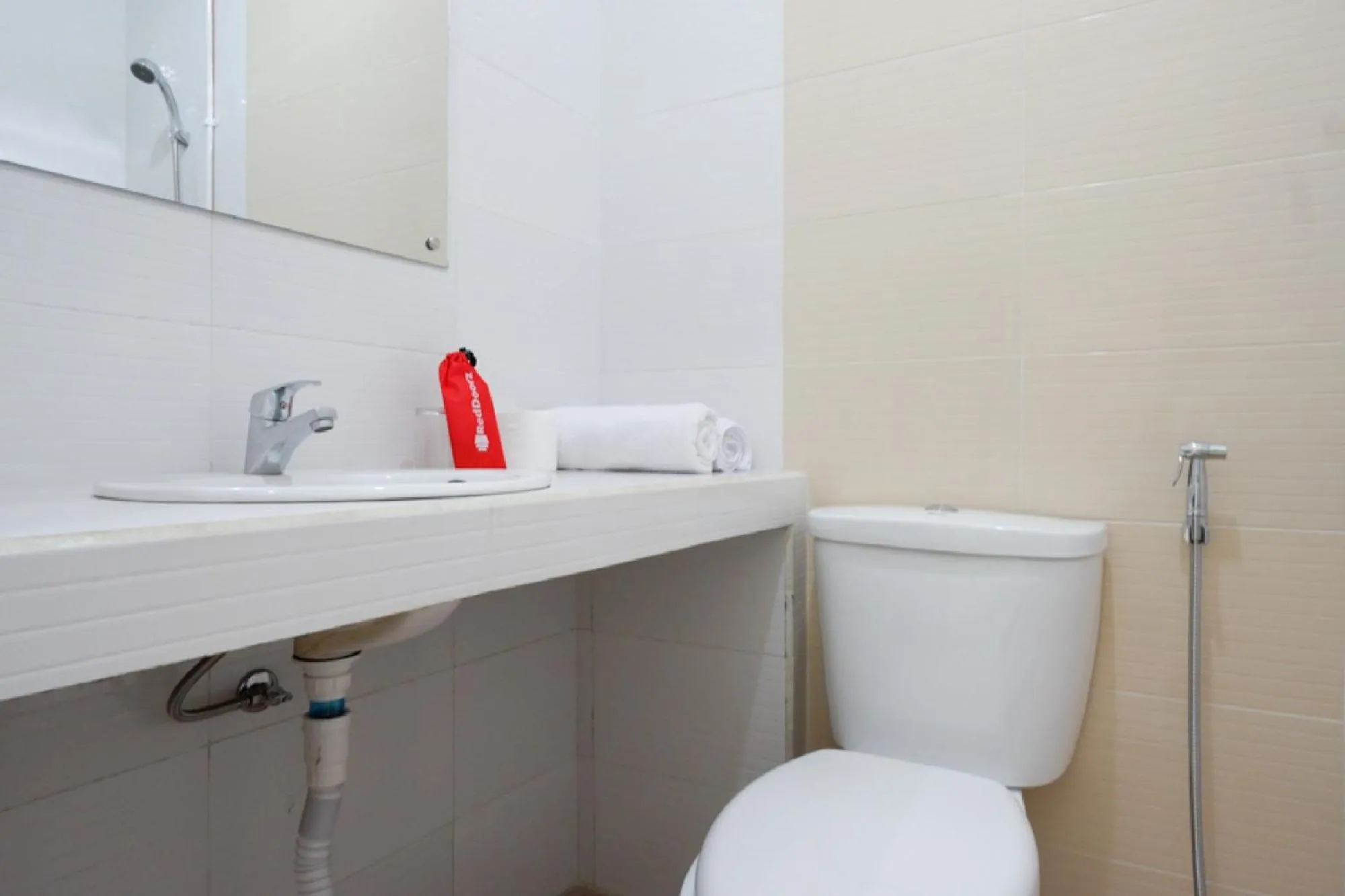 Shower in RedDoorz near Mataram University