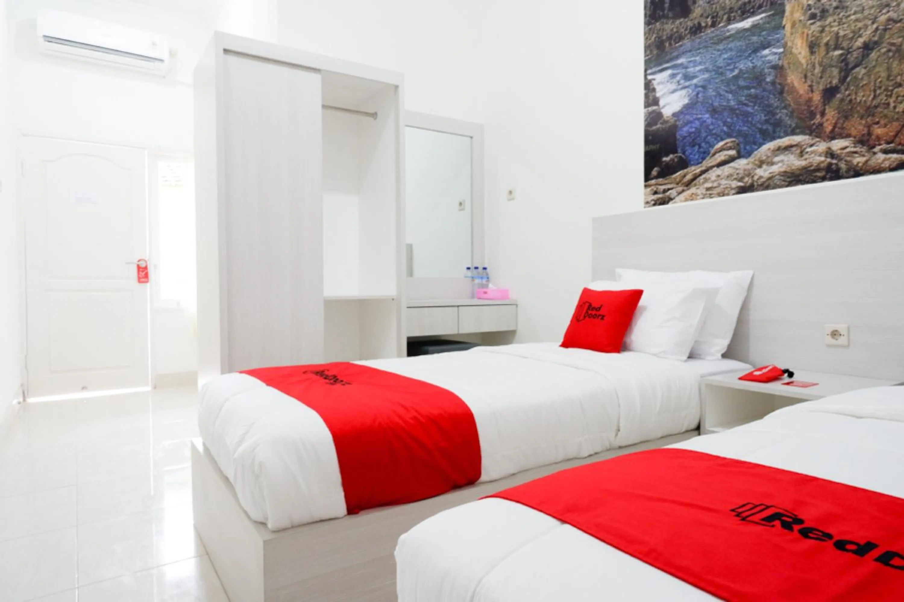 Bedroom, Bed in RedDoorz near Mataram University