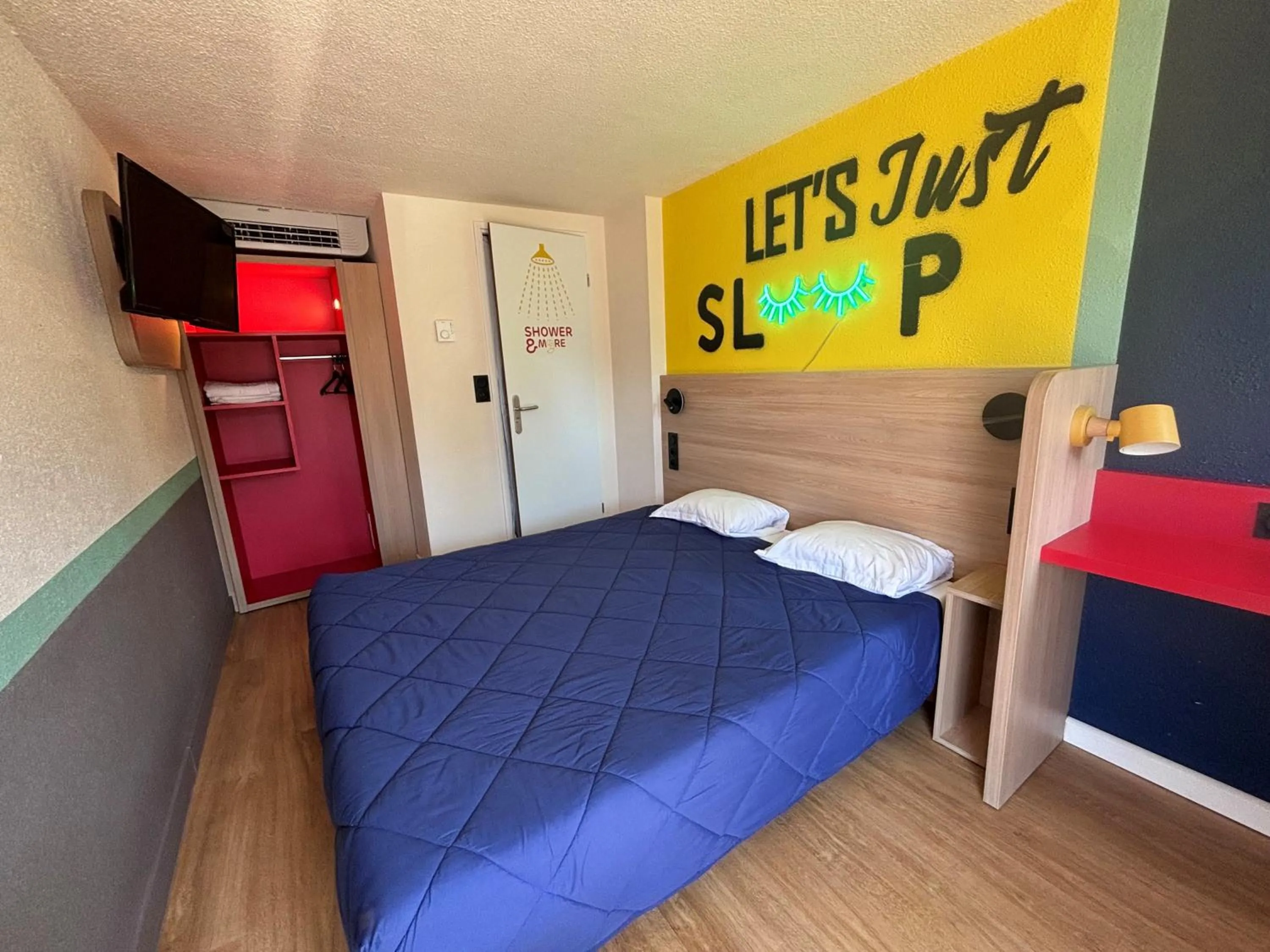 Bedroom, Bed in Première Classe Aéroport Marseille