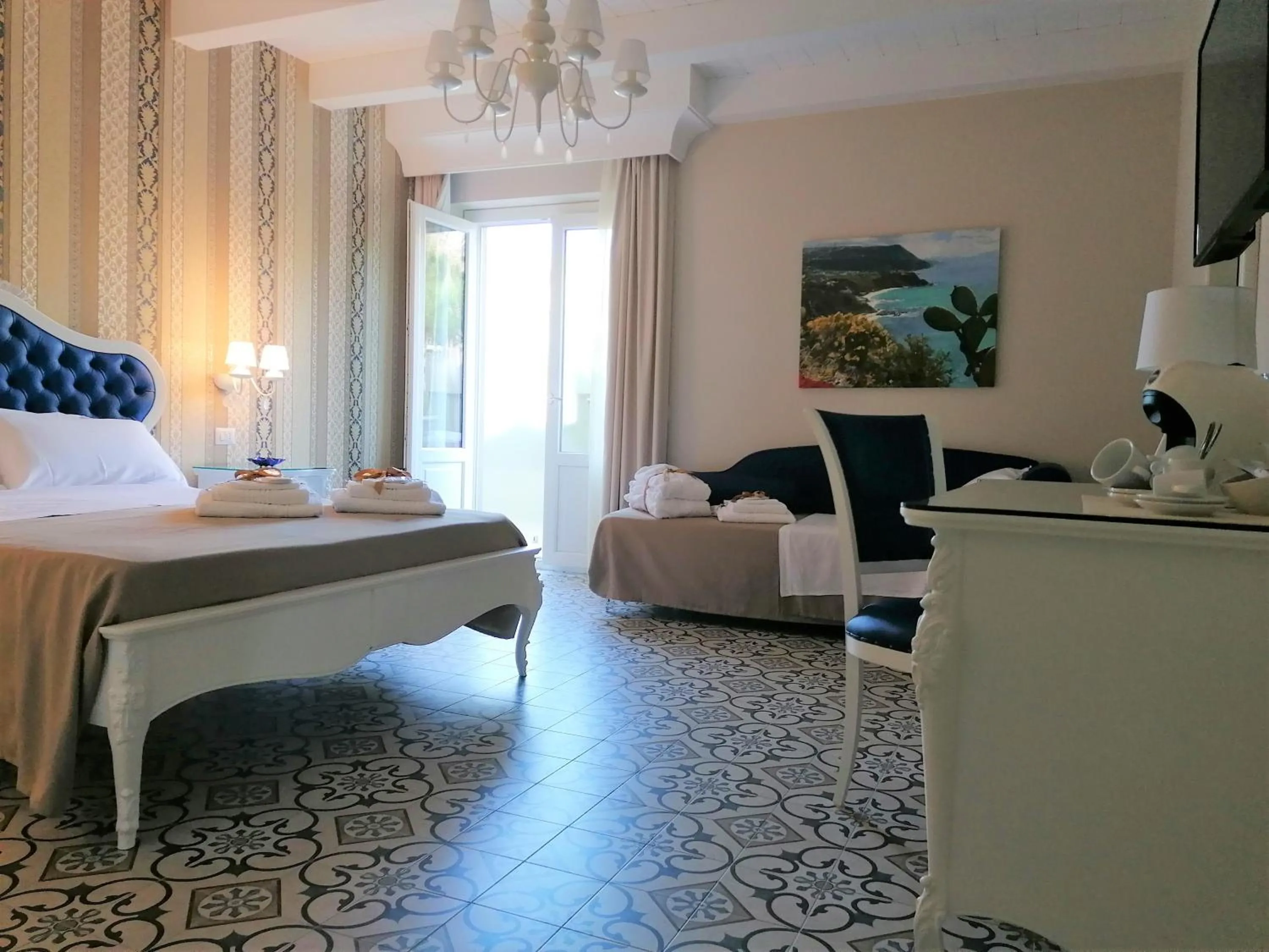 Deluxe Triple Room in Sui Generis Tropea Luxury Rooms
