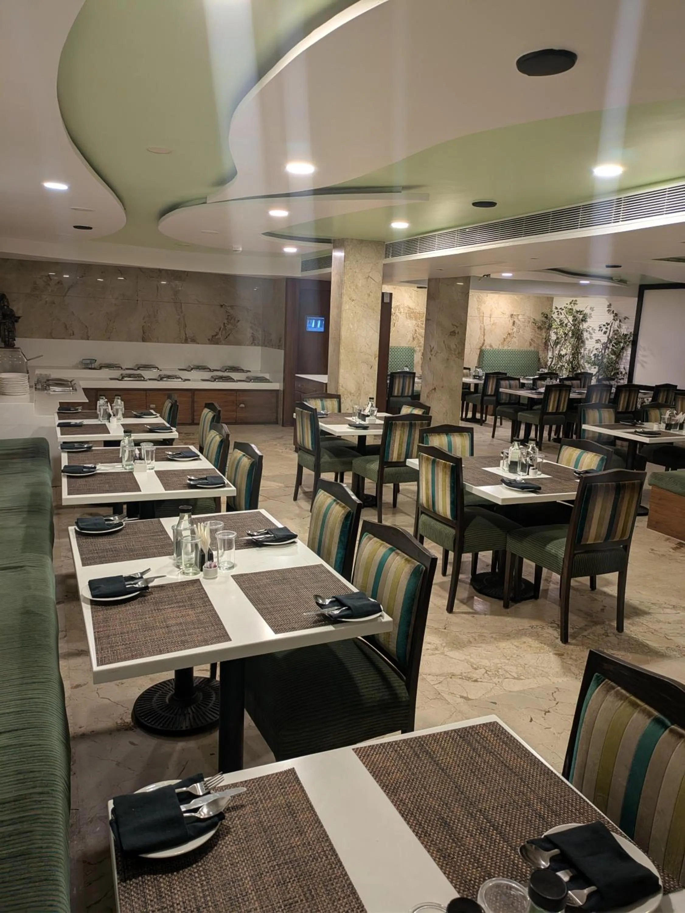 Restaurant/places to eat in La Woods Hotel