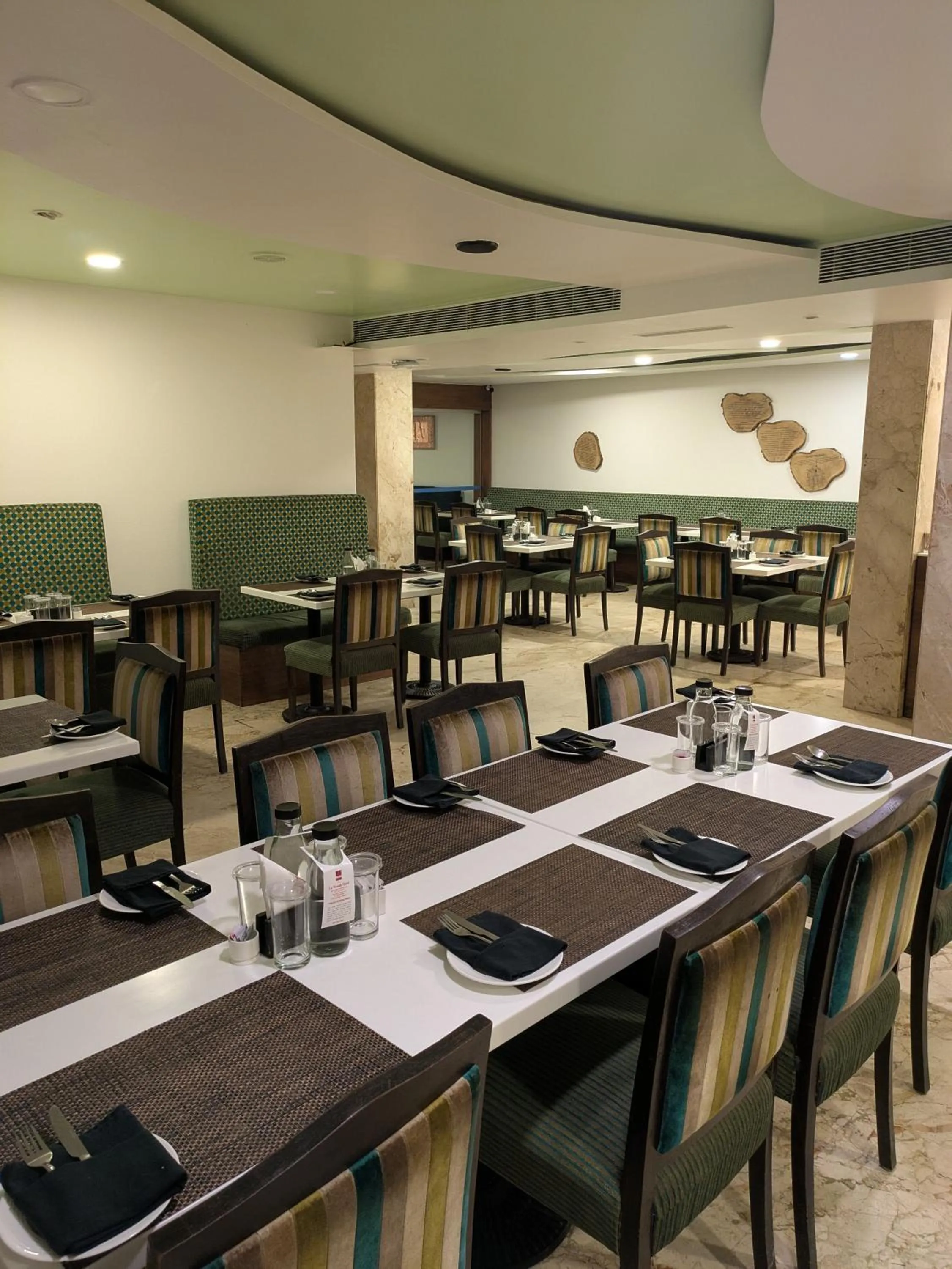 Restaurant/places to eat in La Woods Hotel