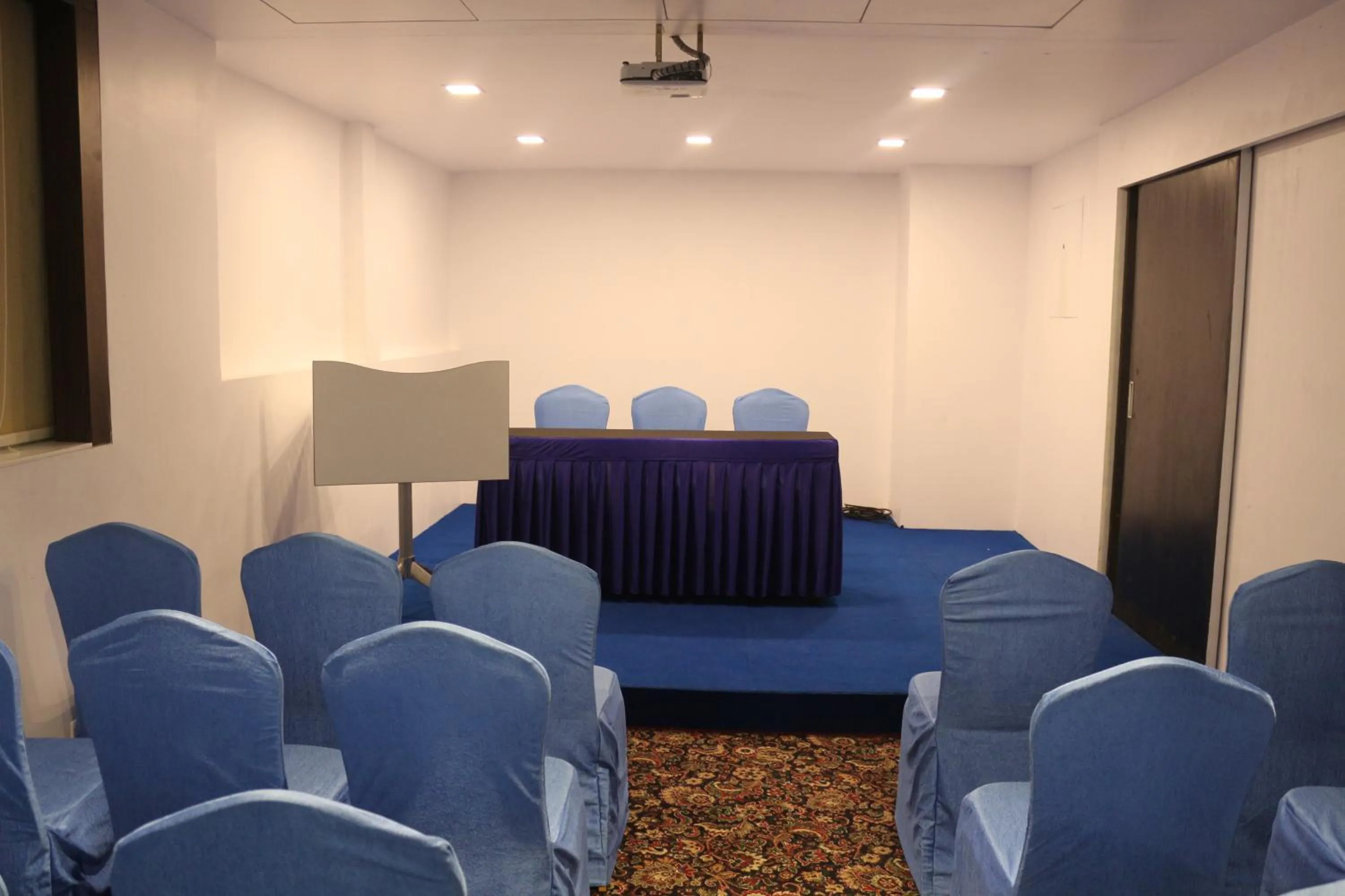 Banquet/Function facilities in La Woods Hotel