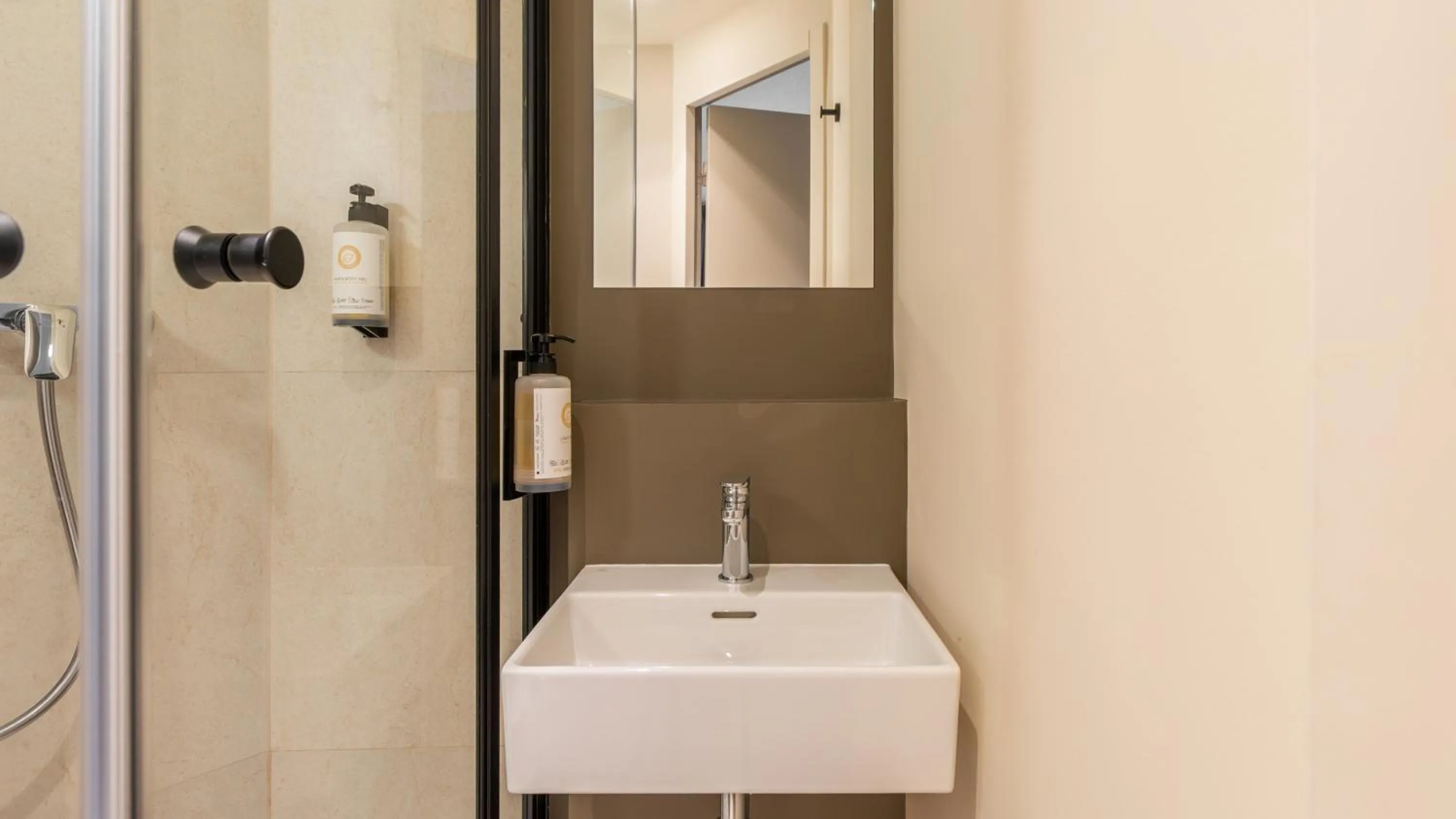 Bathroom in Premiere Classe Roissy CDG - Paris Nord 2 - Parc des Expositions