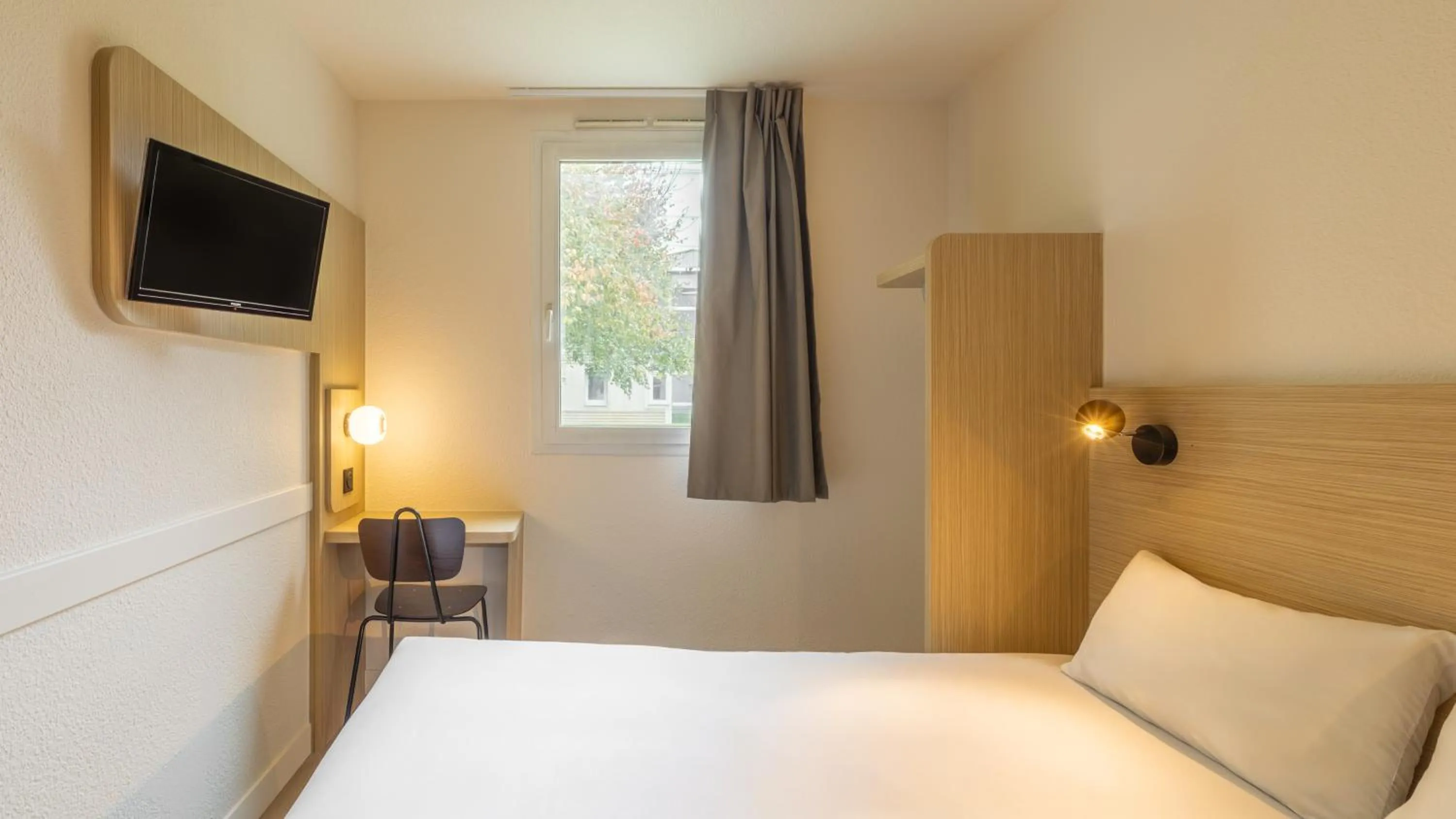 Bedroom, Bed in Premiere Classe Roissy CDG - Paris Nord 2 - Parc des Expositions