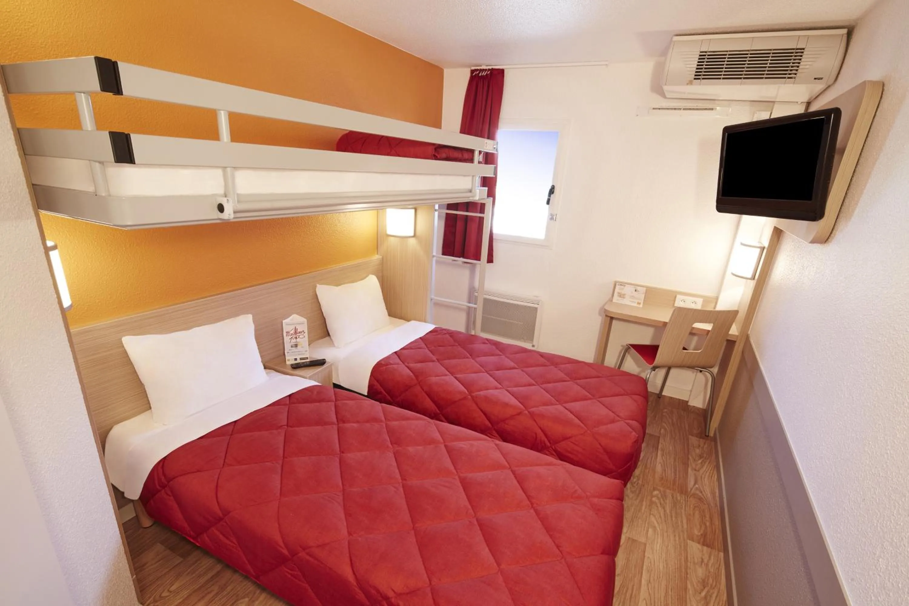 Bedroom, Bed in Premiere Classe Roissy CDG - Paris Nord 2 - Parc des Expositions